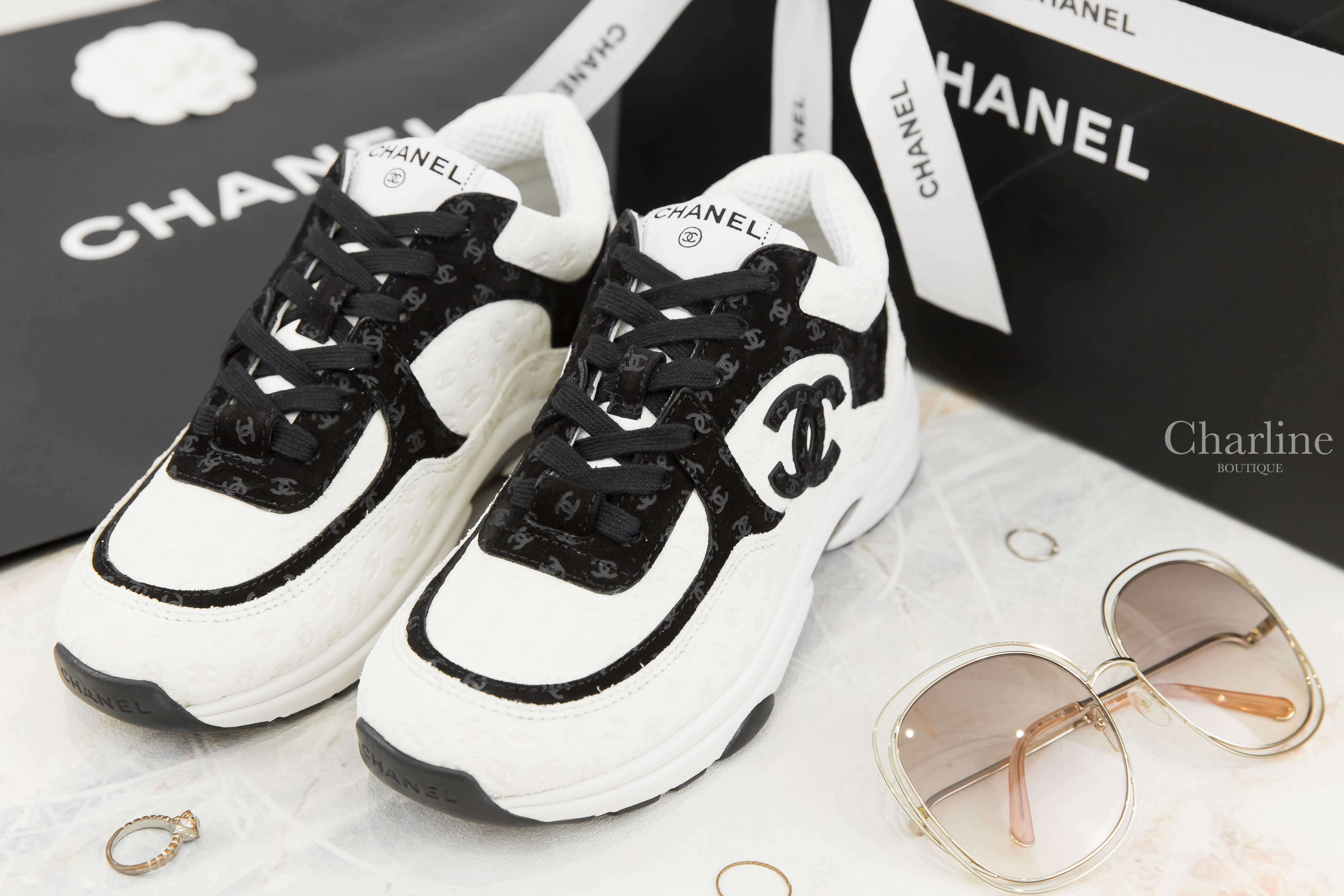 Chanel Trainers 白色牛皮拼黑色麂皮壓紋CC運動鞋-Charline Boutique 精品代購
