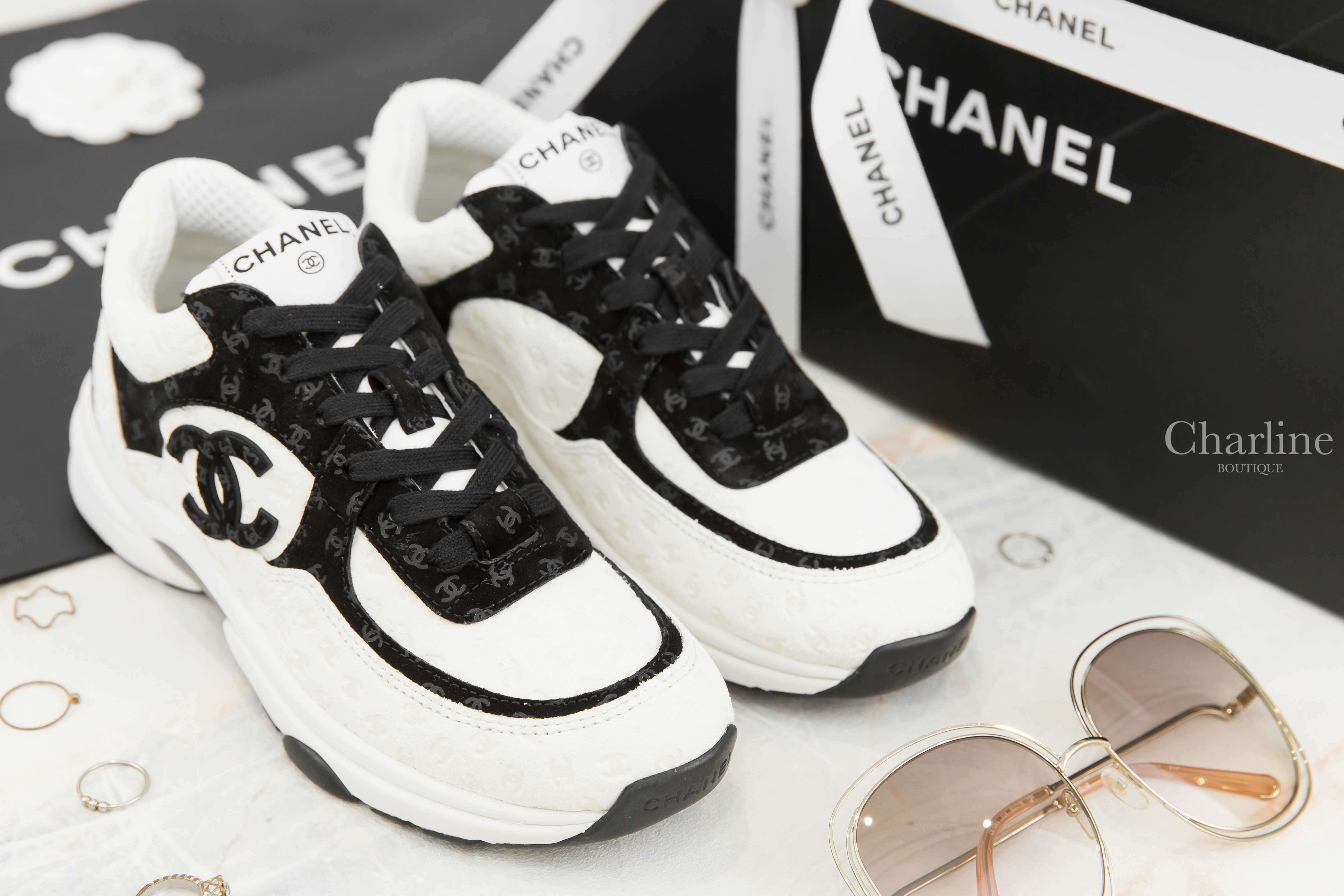 Chanel Trainers 白色牛皮拼黑色麂皮壓紋CC運動鞋-Charline Boutique 精品代購