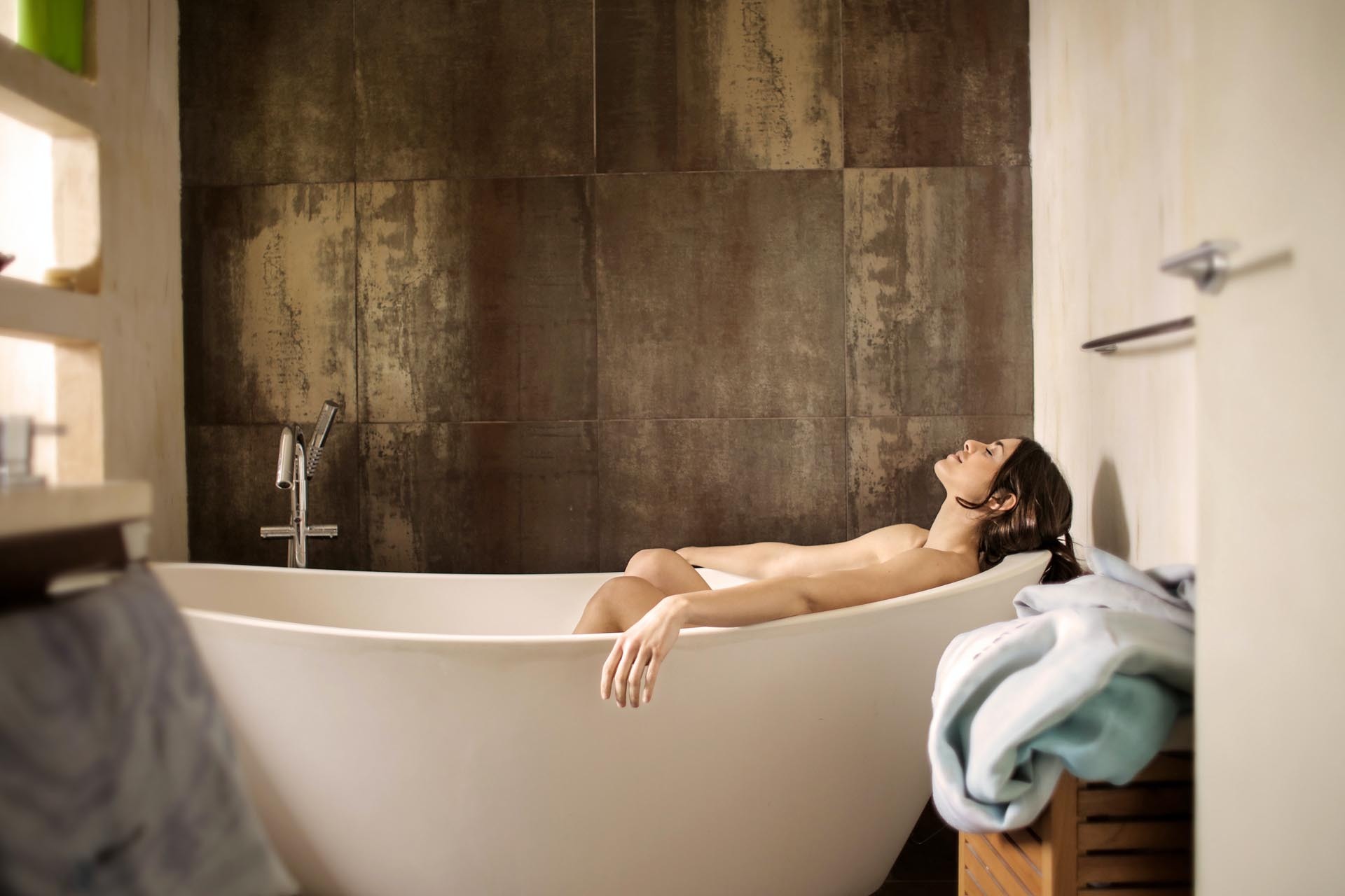 睡前泡澡或泡腳能讓人血液循環增加代謝且有助於消除疲勞，出門在外心情可能會很亢奮躁動，在睡前泡個溫熱的熱水可以舒緩放鬆身心靈。