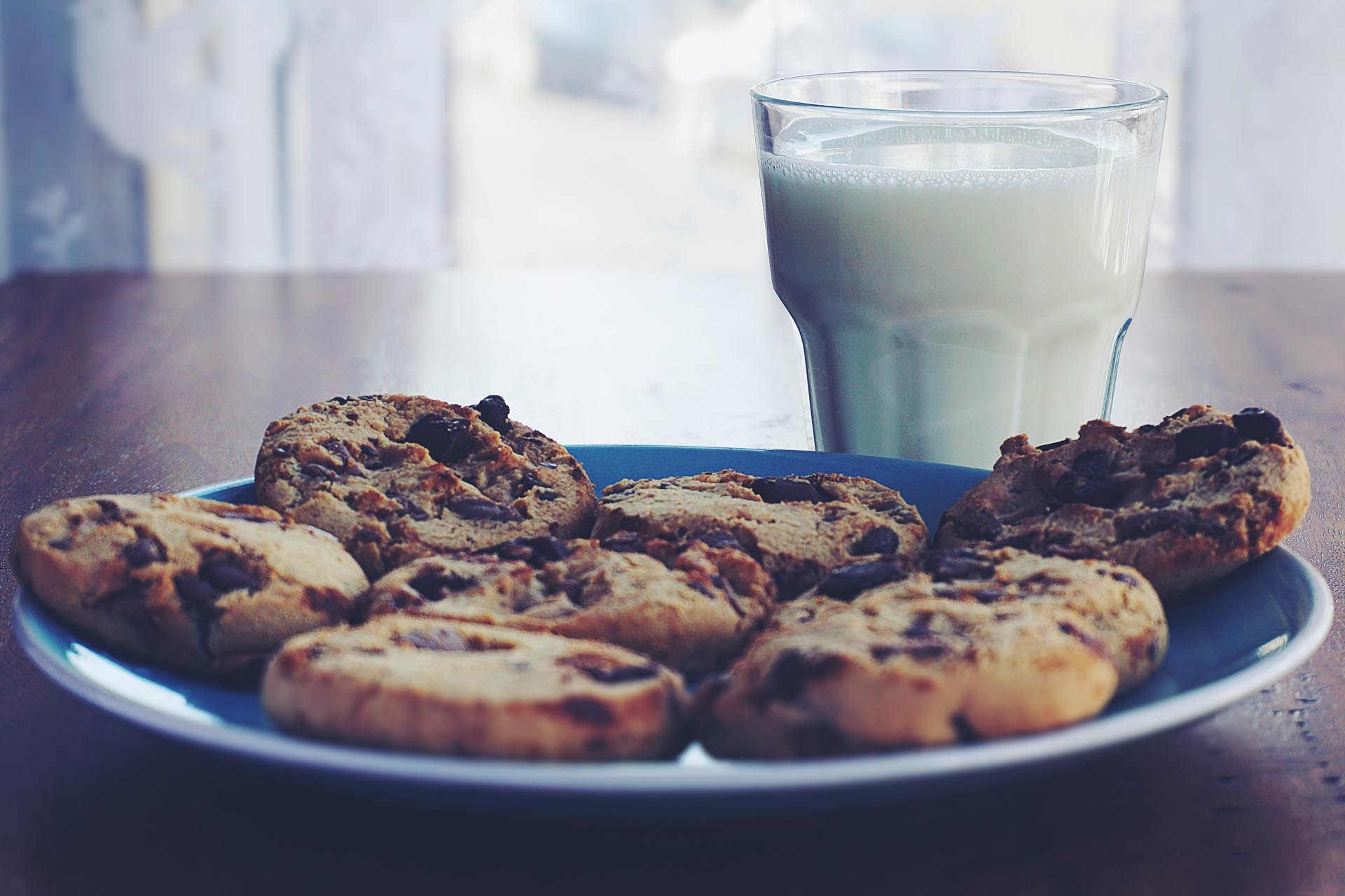 含咖啡因子的飲品（咖啡、茶類）或是刺激性（辛辣）食物都應該避免在睡前進食，想吃消夜也不要吃太飽，想要上床睡覺又覺得肚子餓，可以喝溫牛奶或是進食少量的碳水化合物食物，讓大腦釋放血清素，能幫助身體放鬆、促進睡眠。