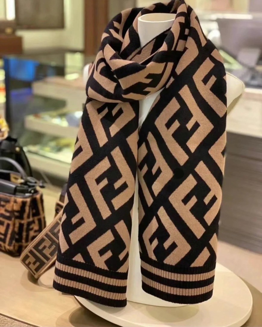 Fendi 拼色羊毛混紡圍巾