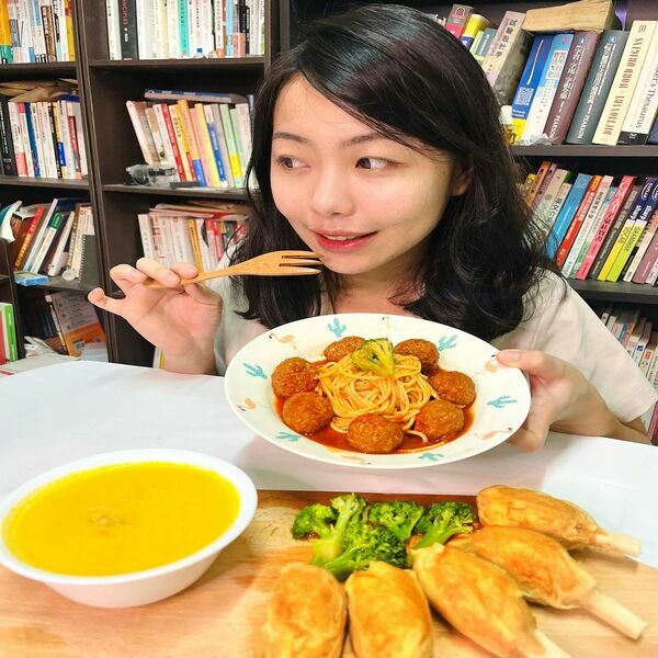 【蔬味平生】⁣⁣⁣天氣時好時壞🌧️只想待在家🌤️選這款素食冷凍調理包就對了啦🌿