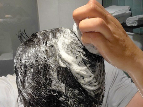 天然植萃成分幫助頭皮及頭髮清爽的男性固態香氛洗髮精，天然溫和不傷頭皮