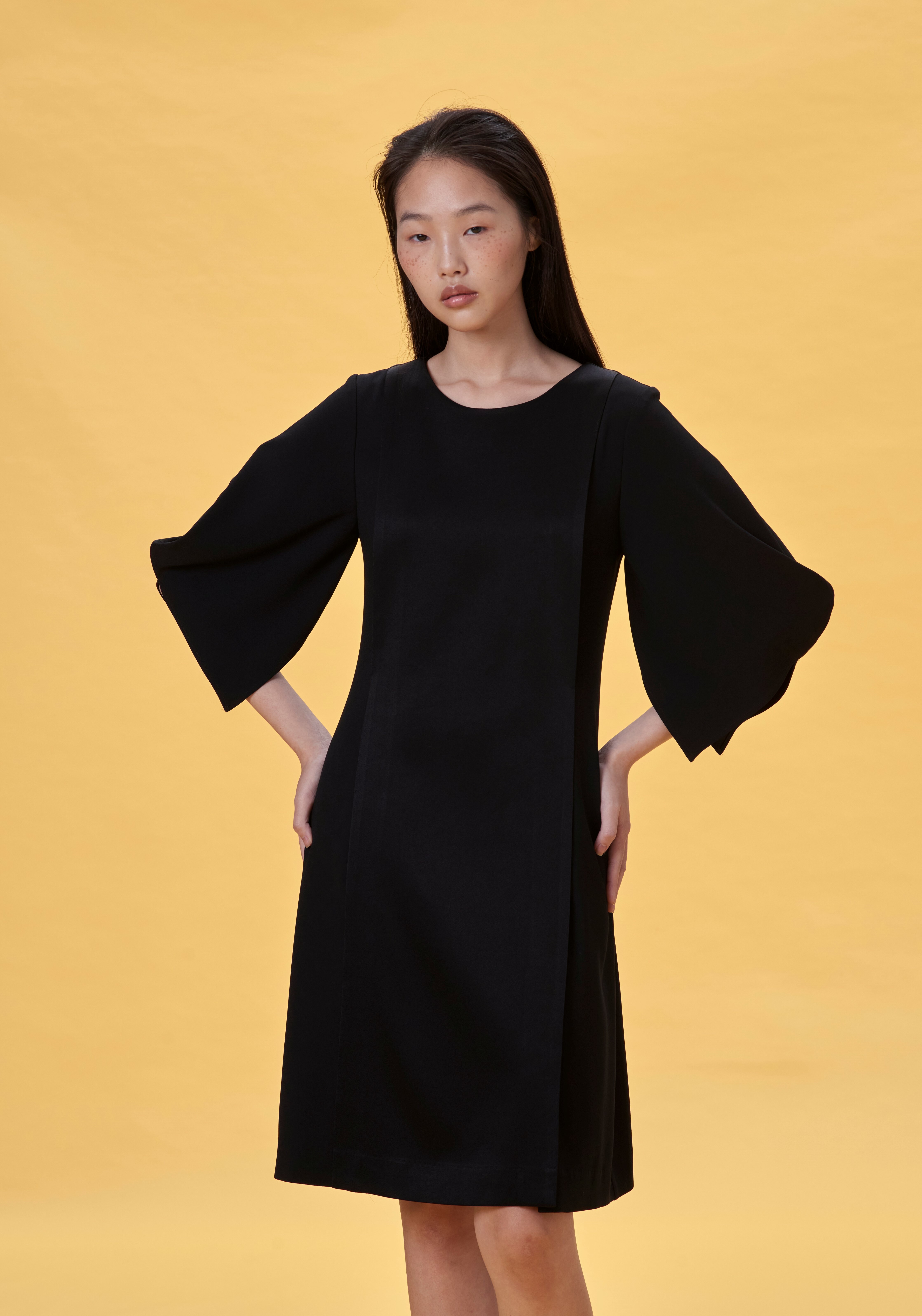 黑圓弧袖短洋裝