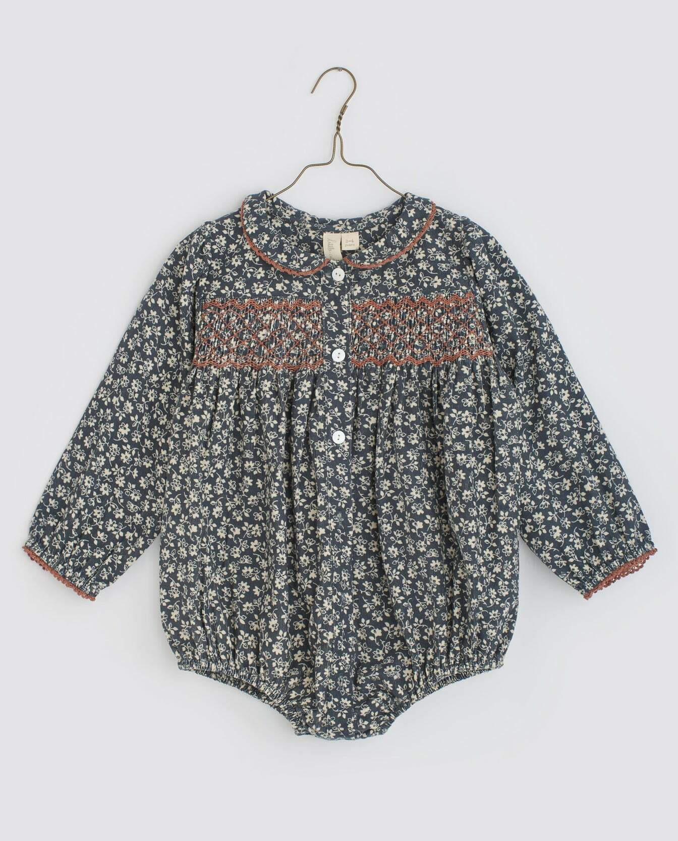 LITTLE COTTON CLOTHES - Emilie Smocked Romper（Forget-Me-Not Floral in Cove Blue）