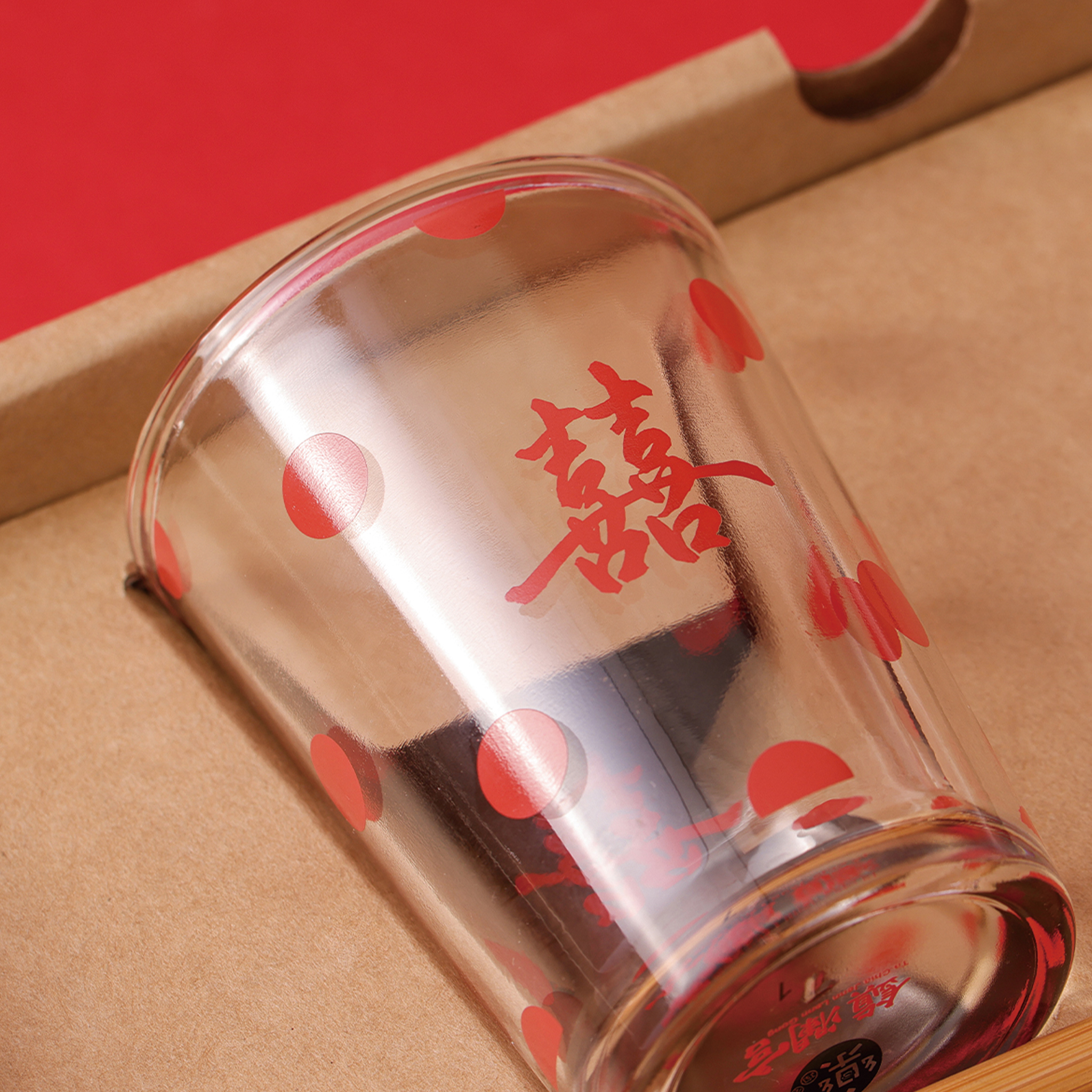 Mao's樂陶陶與大甲鎮瀾宮聯名，大囍之日禮盒組，玻璃杯細部。