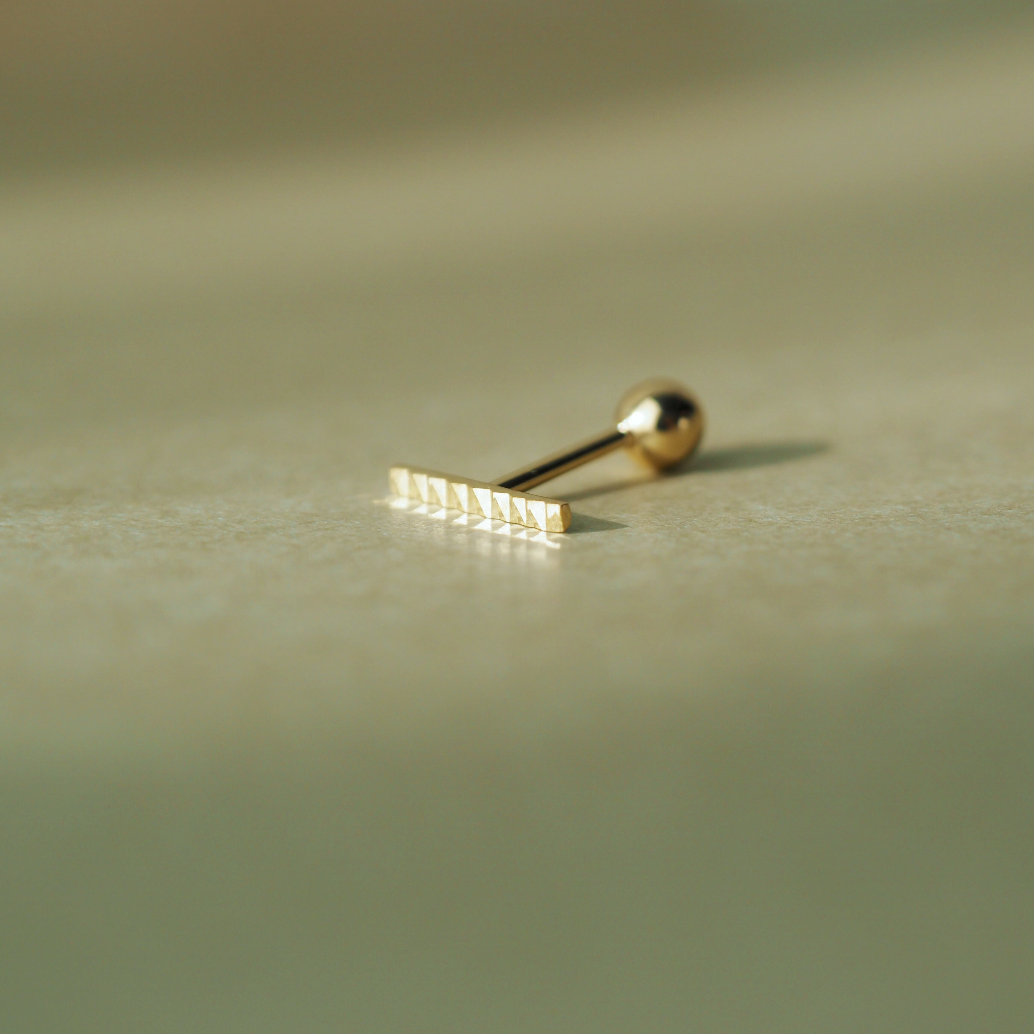 14K刻紋bar轉珠耳環