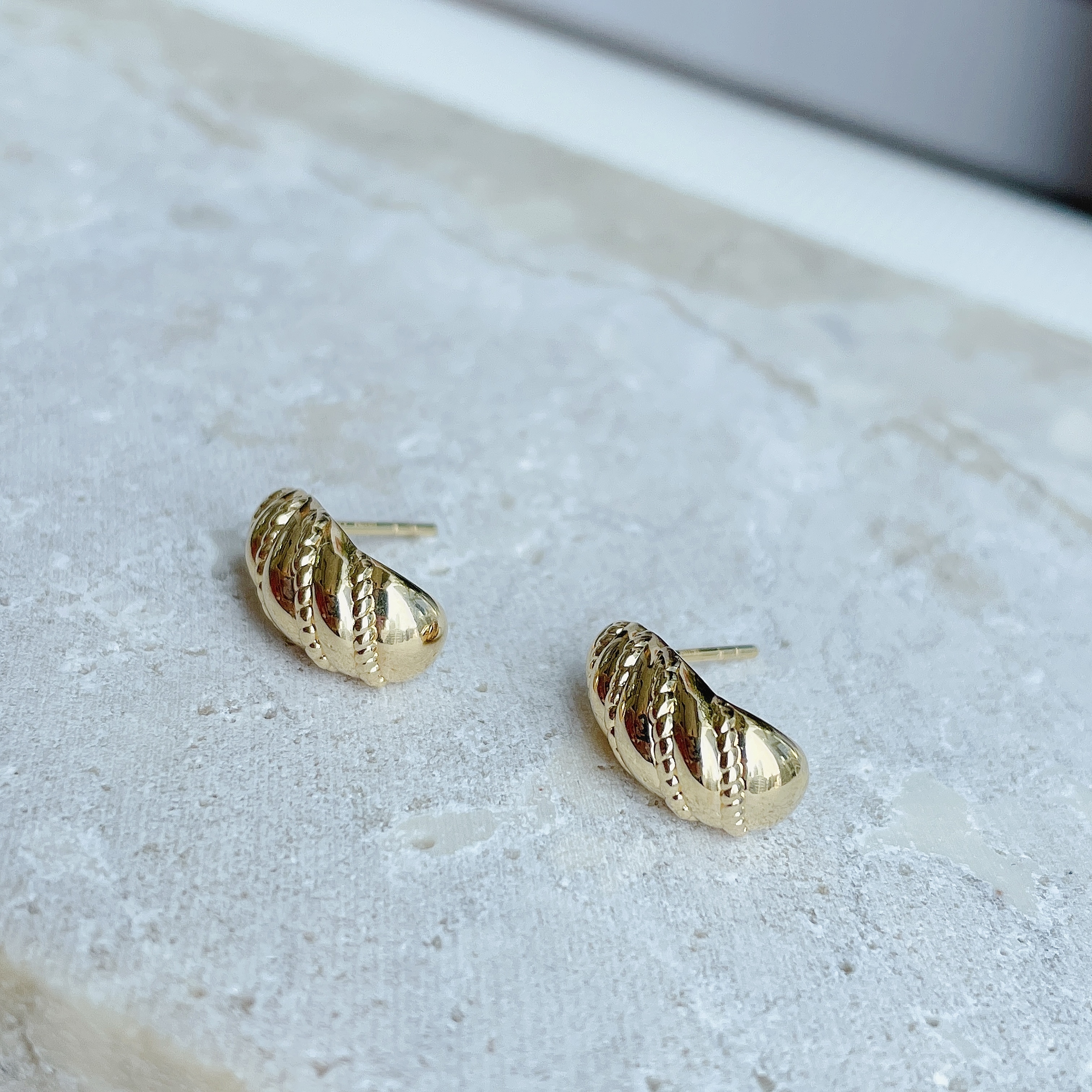 18K 3D硬金耳釘 - 牛角包