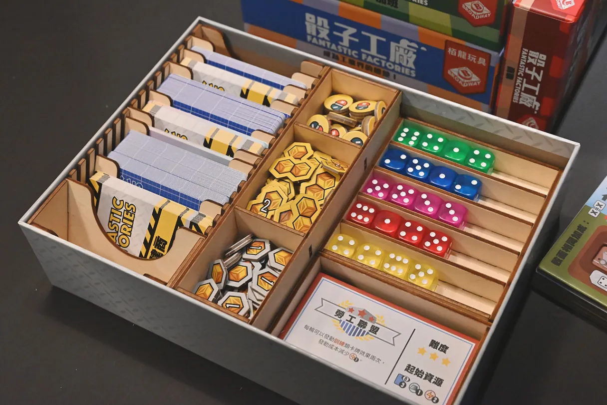 骰子工廠 Fantastic Factories 桌遊收納盒【免膠組裝】【烏鴉盒子】