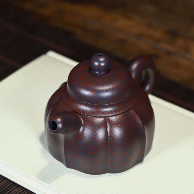 【菱花壺】 - 展現筋紋器之精華，棱線凹凸有致，塊面陰陽分明。