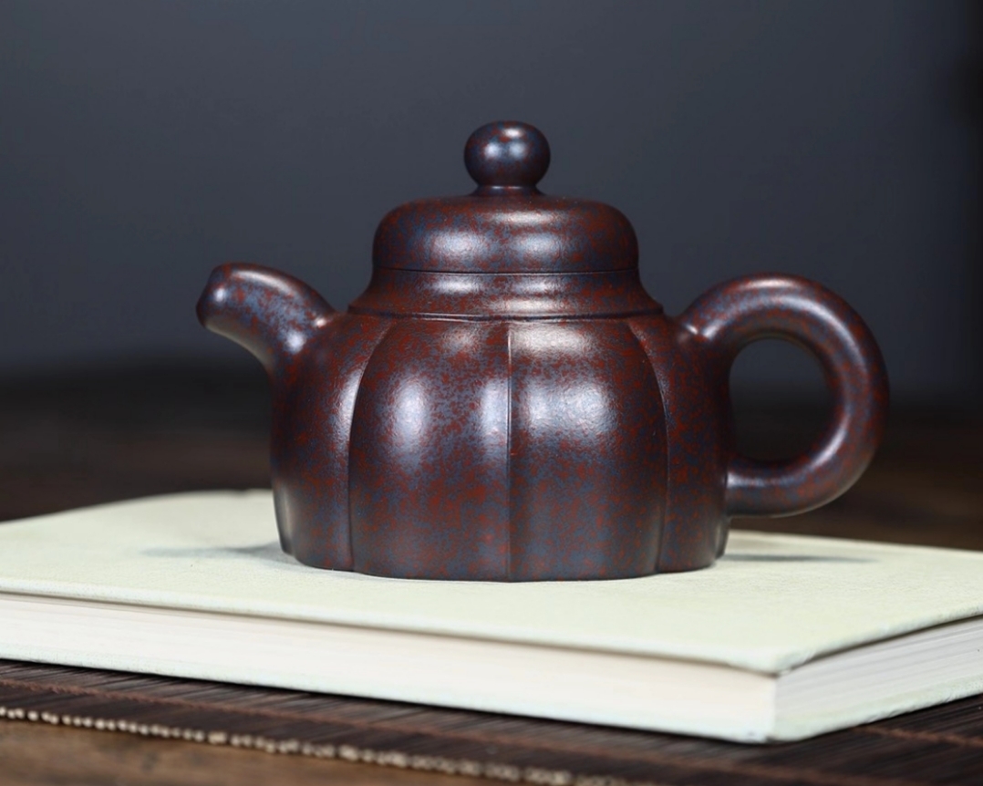 【菱花壺】 - 展現筋紋器之精華，棱線凹凸有致，塊面陰陽分明。