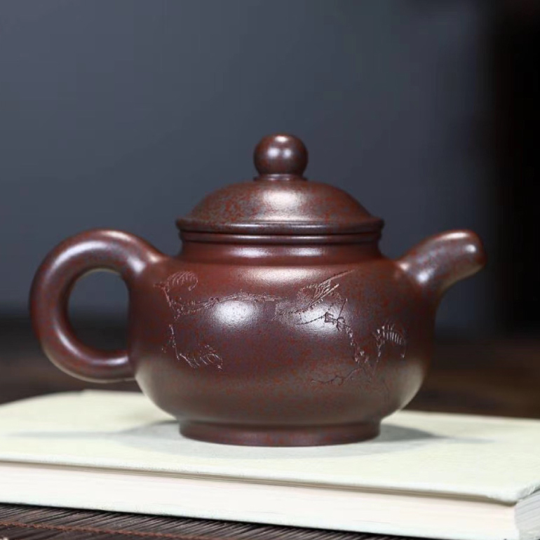 【天樂壺】 - 此器圓潤精緻，骨肉亭勻，氣韻飽滿，製作精良，衝茗、把玩，樂趣天成。