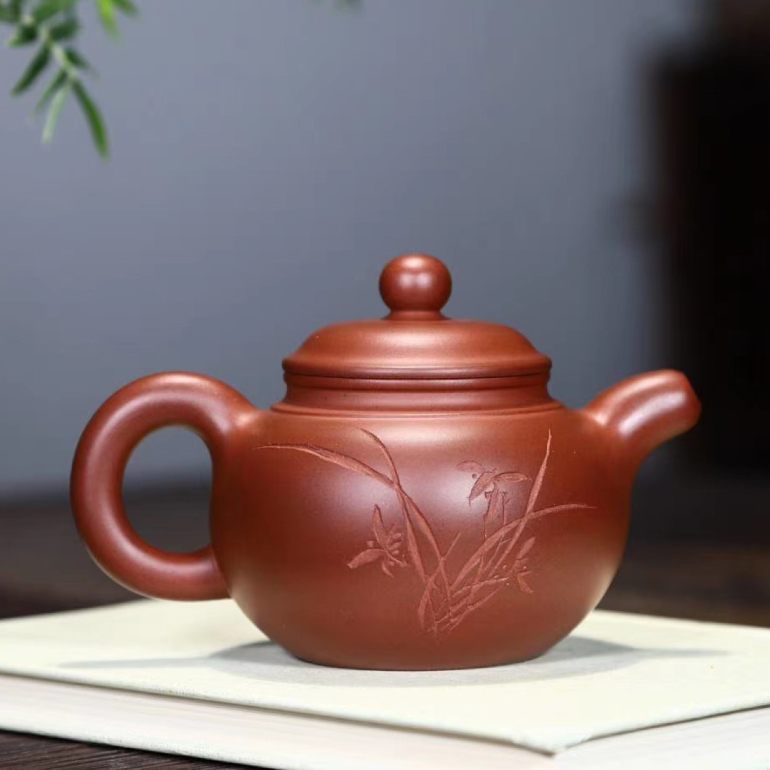 【若愚】(玉砂料) -壺身銘“若愚”，意境深遠。整器端穩拙樸，品玩皆佳。