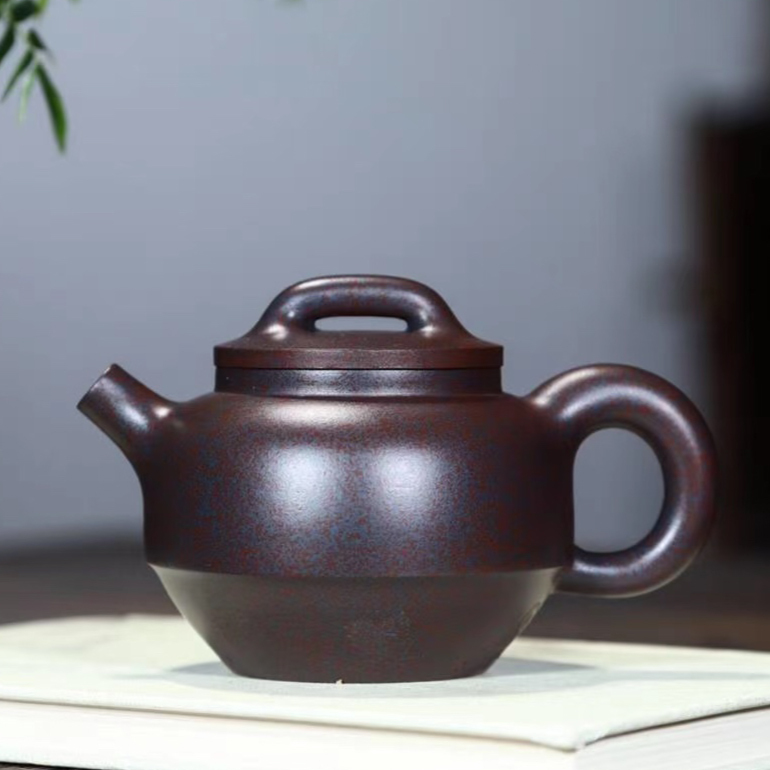 【五德齊聚壺】 -壺身上下皆斂，壺腹中央飽滿鼓出，圓潤融和。