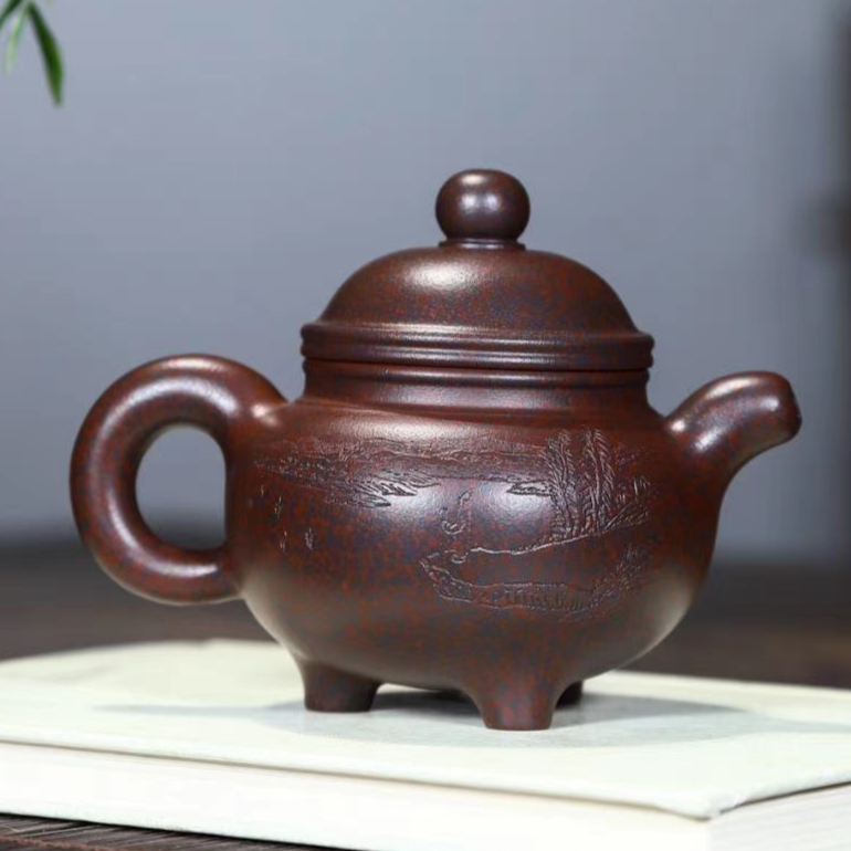 【凌風壺】 - 壺身飽滿鼓腹，三足挺立，高頸，飾雲肩線。