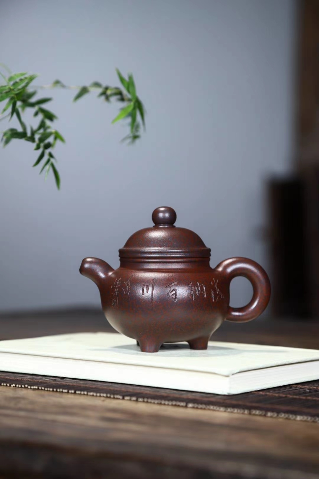 【凌風壺】 - 壺身飽滿鼓腹，三足挺立，高頸，飾雲肩線。