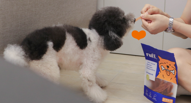 狗狗吃ruff. 藍夫肉乾零食,難以抵抗的美味