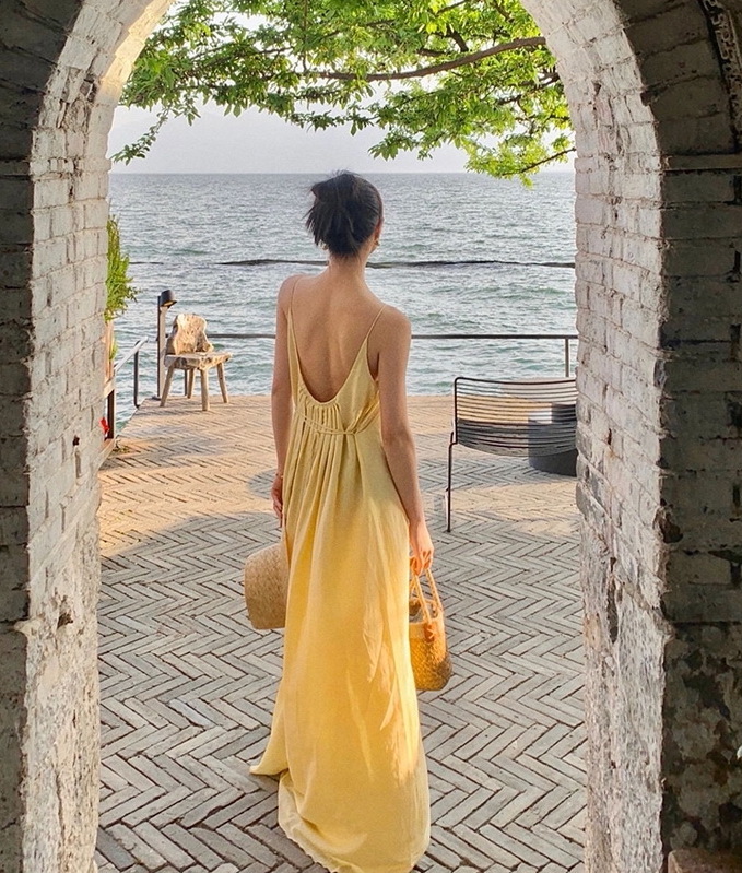 慵懶度假款 鵝黃露背洋裝