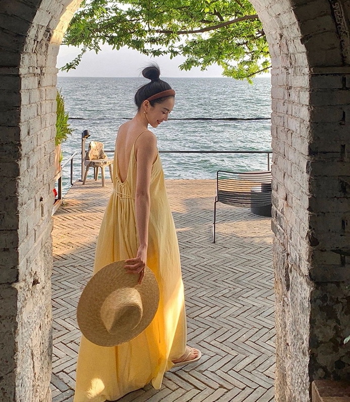 慵懶度假款 鵝黃露背洋裝