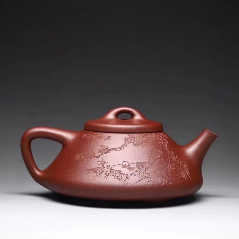 【子冶石瓢】--研究員級高工陳宏林親自裝飾壺兩面「石可袖亦可漱，雲生滿瓢咽者壽」及「東坡品茶圖」