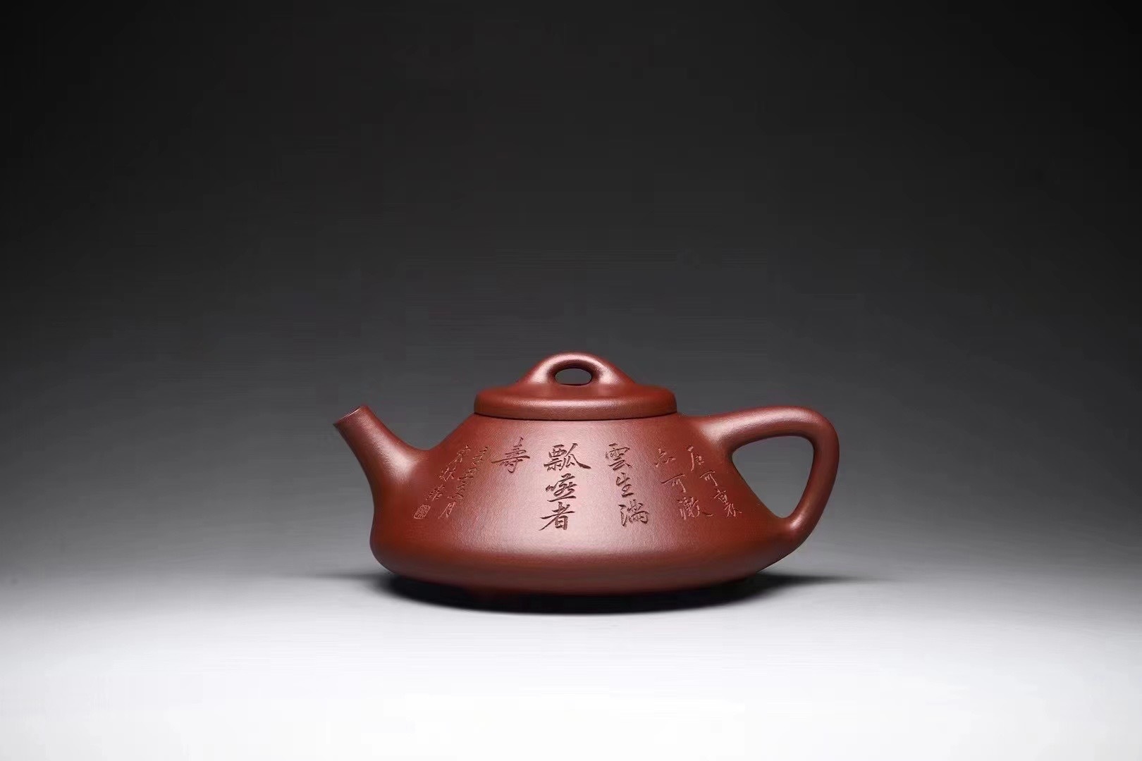 【子冶石瓢】--研究員級高工陳宏林親自裝飾壺兩面「石可袖亦可漱，雲生滿瓢咽者壽」及「東坡品茶圖」