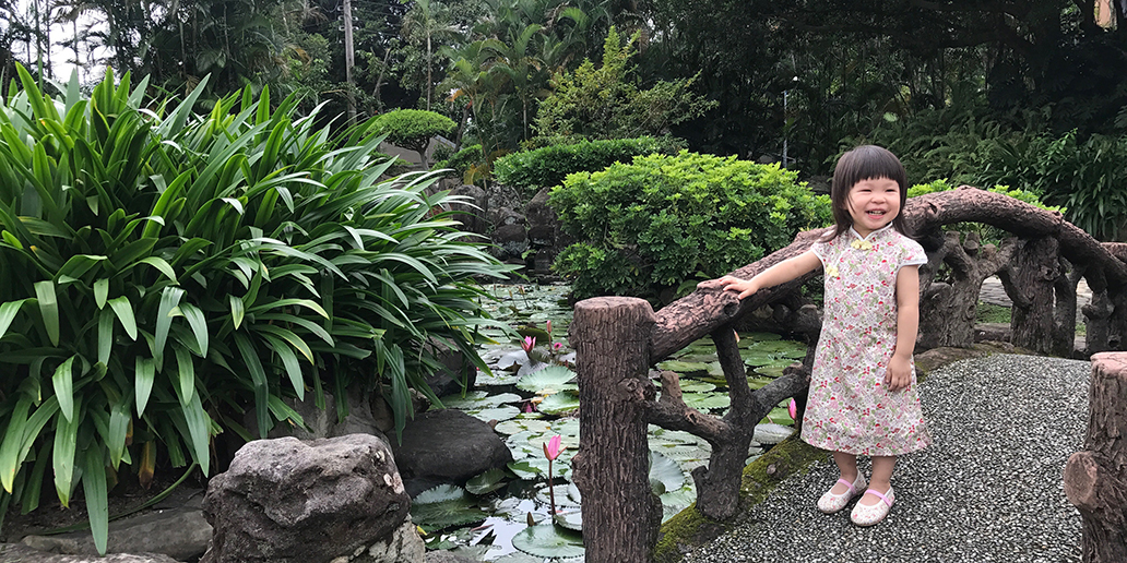 小花園的兒童旗袍