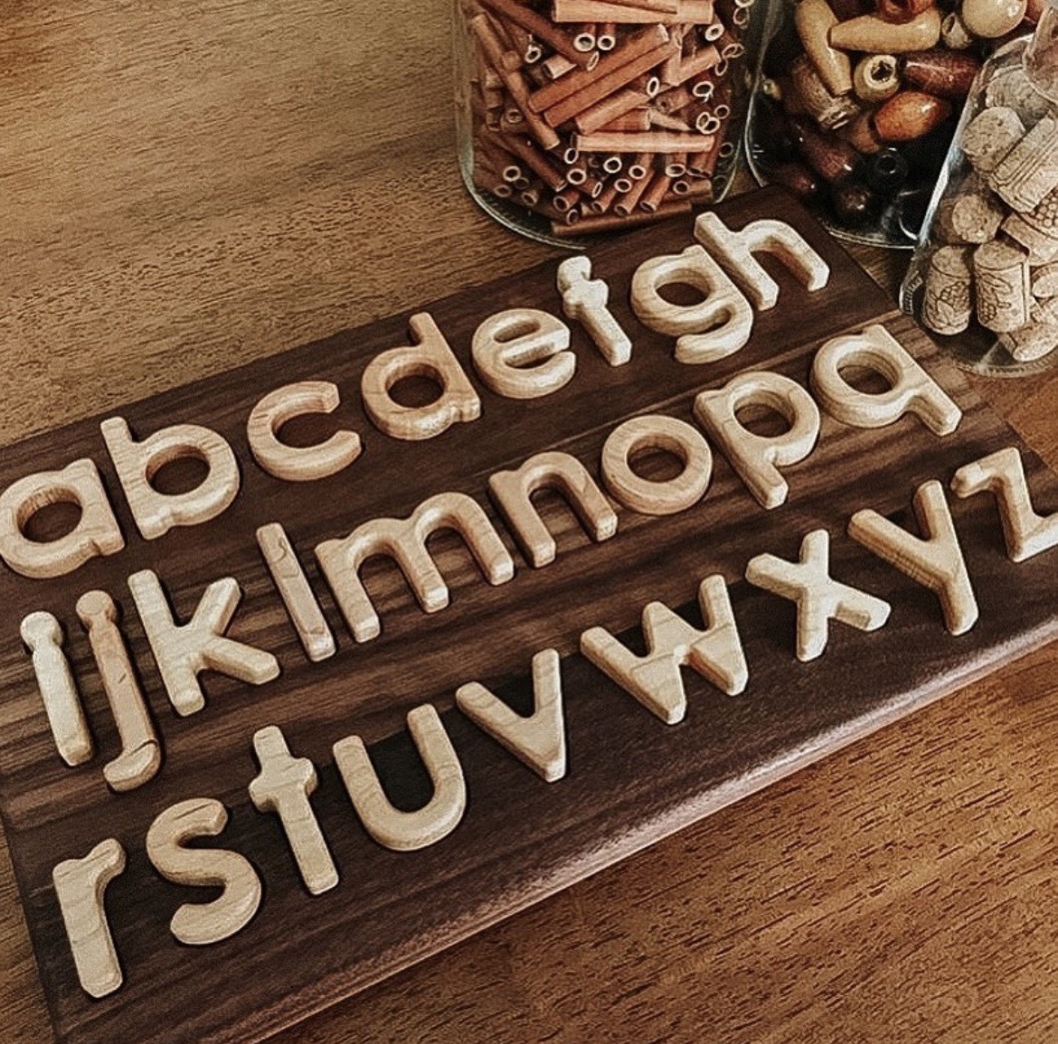 小寫字母拼圖- 楓木字母+黑胡桃木底板