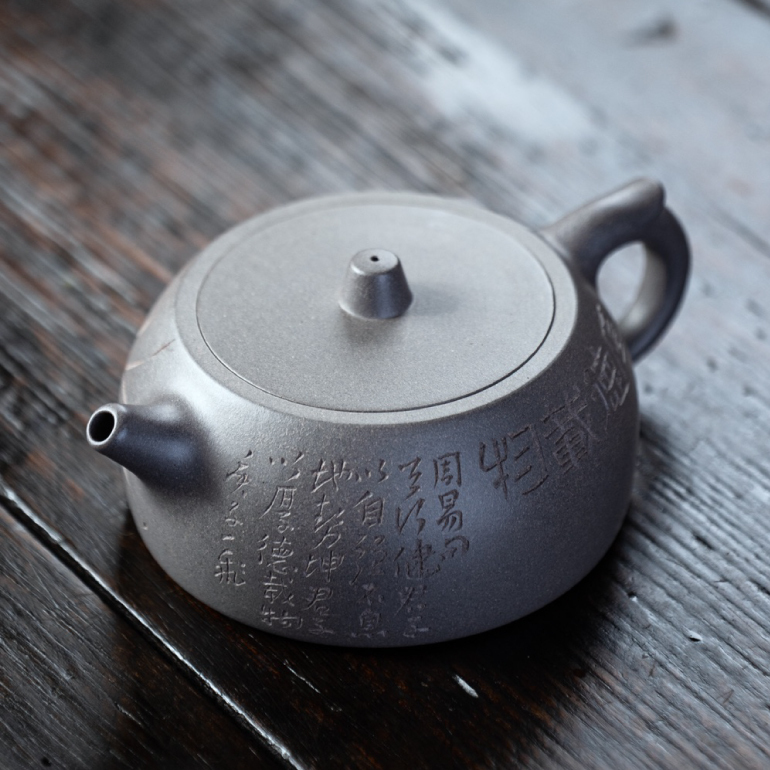 【井欄】-- 全手工井欄壺造型簡約，風格高潔古雅，線條簡潔明快。