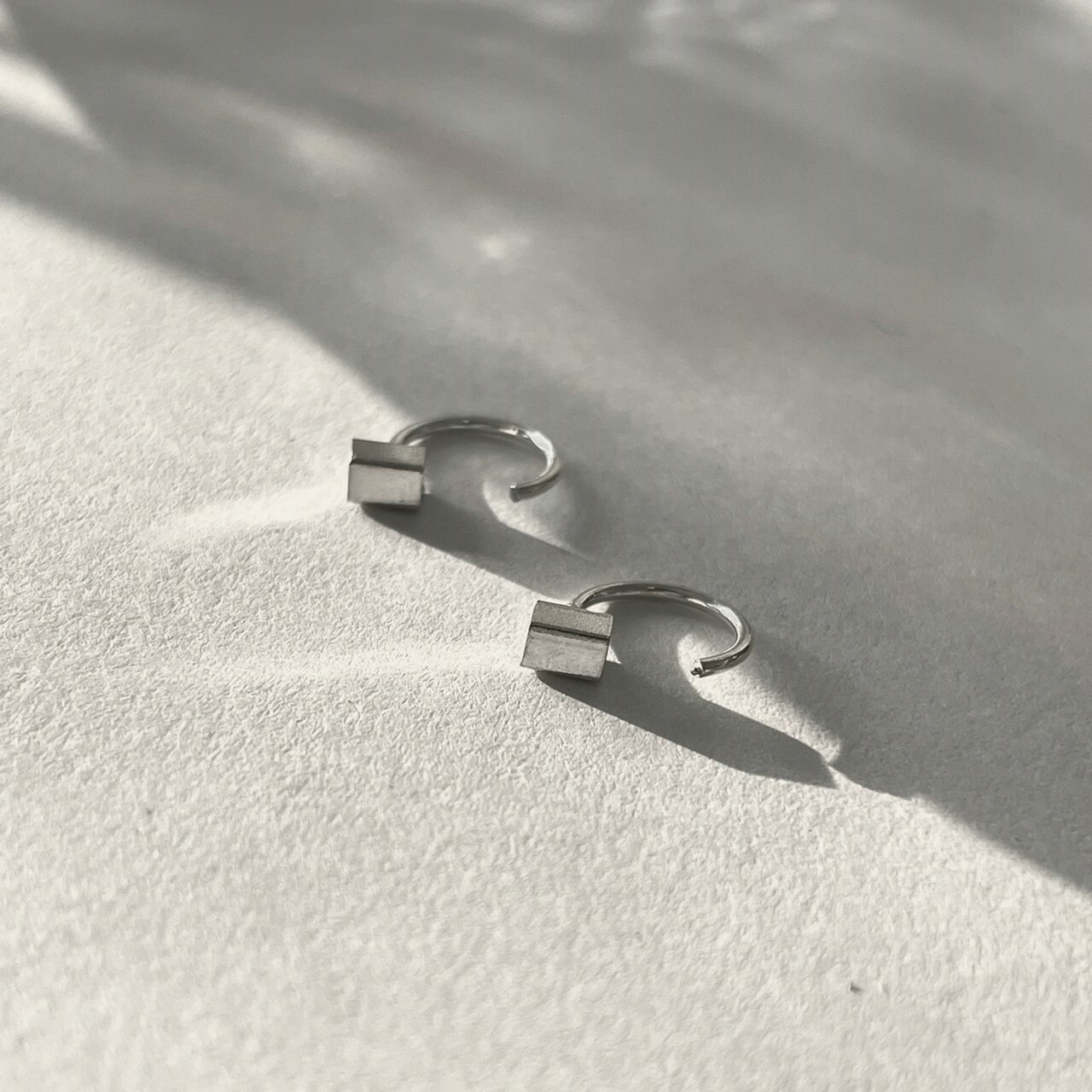│簡約│小磚塊 • 極簡耳針 • 純銀耳環 • 可碰水 • 抗過敏 S925