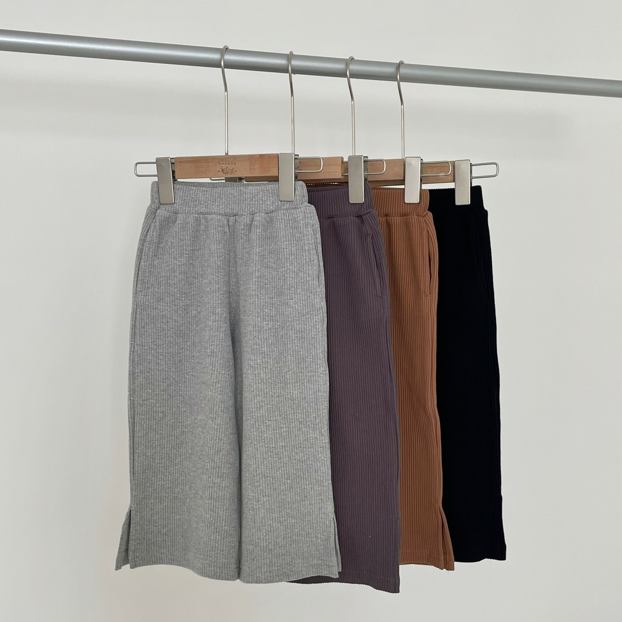 GUA_坑條開衩休閒棉褲_G9008