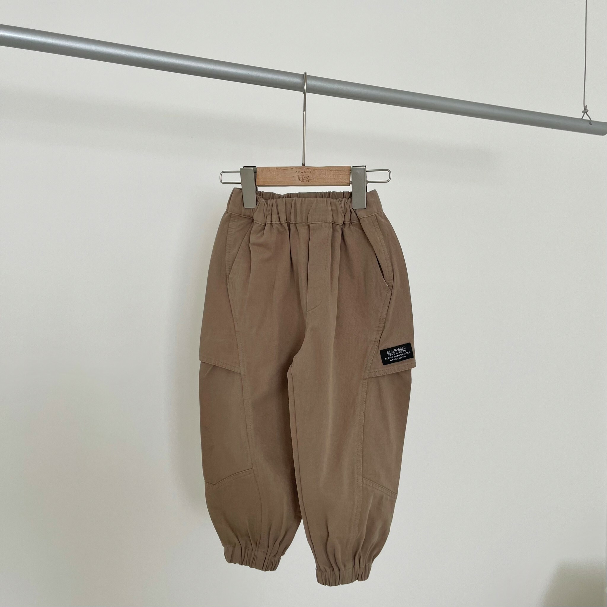 GUA_小布標工裝縮口褲_G9009