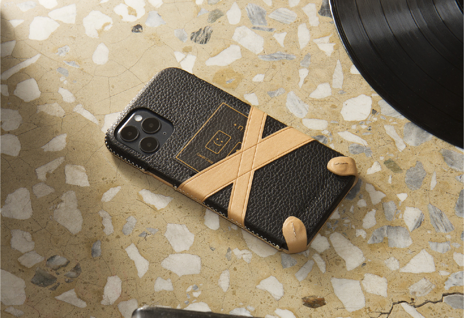 以皮革打造的輕量質感隨身包 融合抽繩元素的抽繩托特包、抽繩隨身包，多種揹法 能因應內容物多寡及日常穿搭風格，自由調節抽繩及抽摺鬆緊度