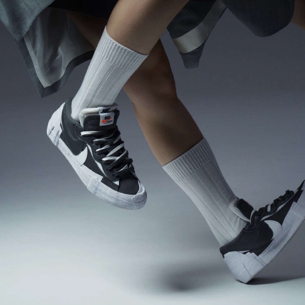 iSNEAKERS｜Sacai x Nike Blazer Low " Iron Grey " 黑白解構雙勾聯名男女 DD1877-002