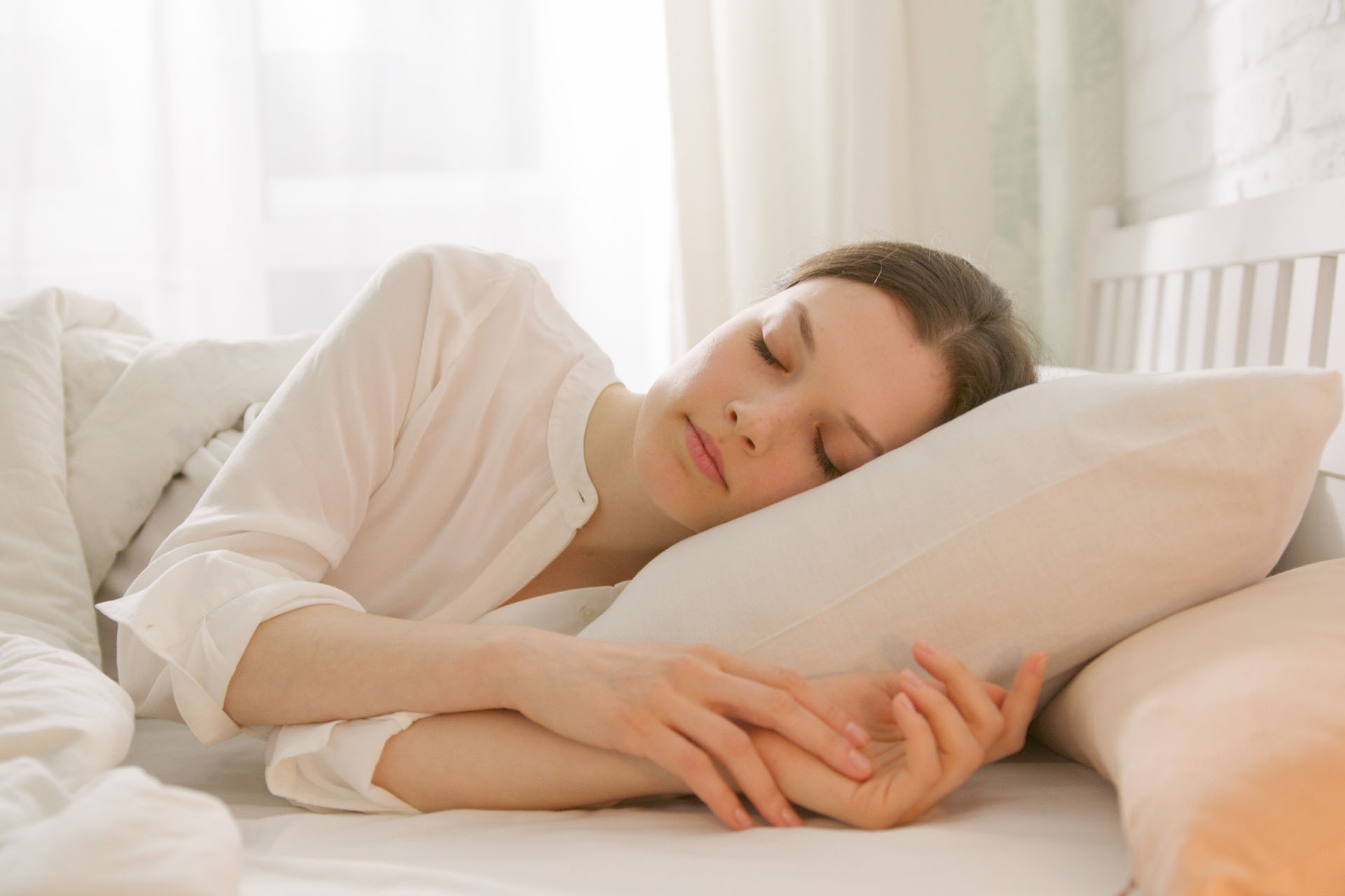 枕頭太高會讓脖子懸空，肩背肌肉會被拉扯造成緊繃痠痛，太低會使下巴高過於額頭，會讓呼吸不順而不自覺地使用嘴巴呼吸，而出現打呼流口水的現象。