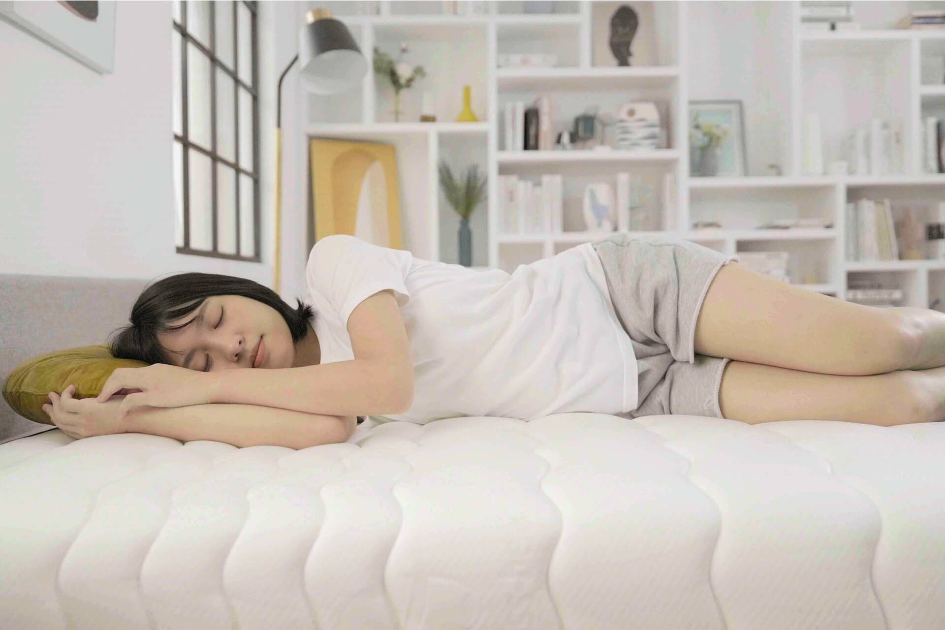 右側睡是側睡中比較好的姿勢，心臟位於左側，右側睡的優點在於不會壓迫到心臟並使其於較高處，幫助心臟排血減輕負擔，讓全身放鬆，快速進入睡眠狀態