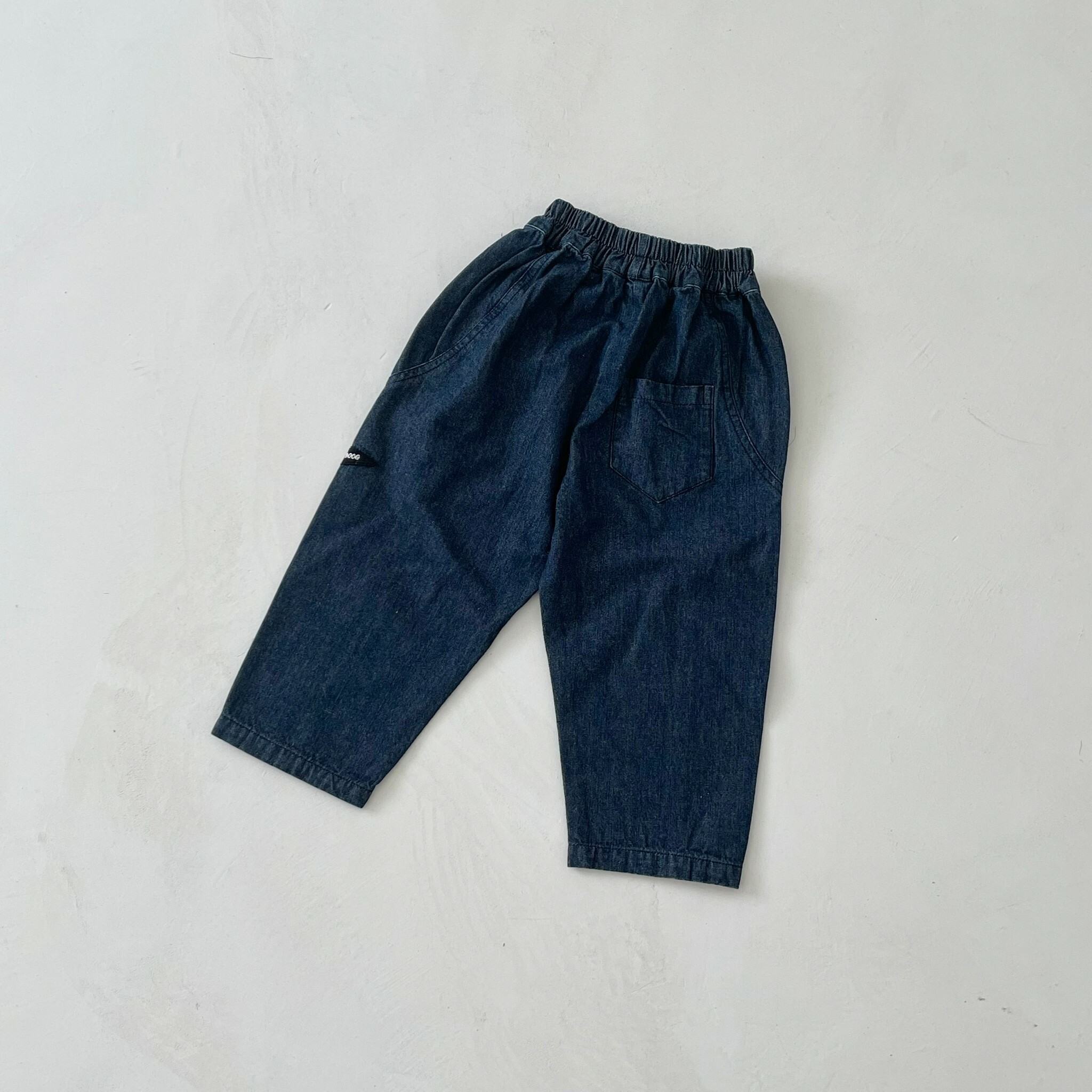 GUA_小布標牛仔直筒褲_G9002