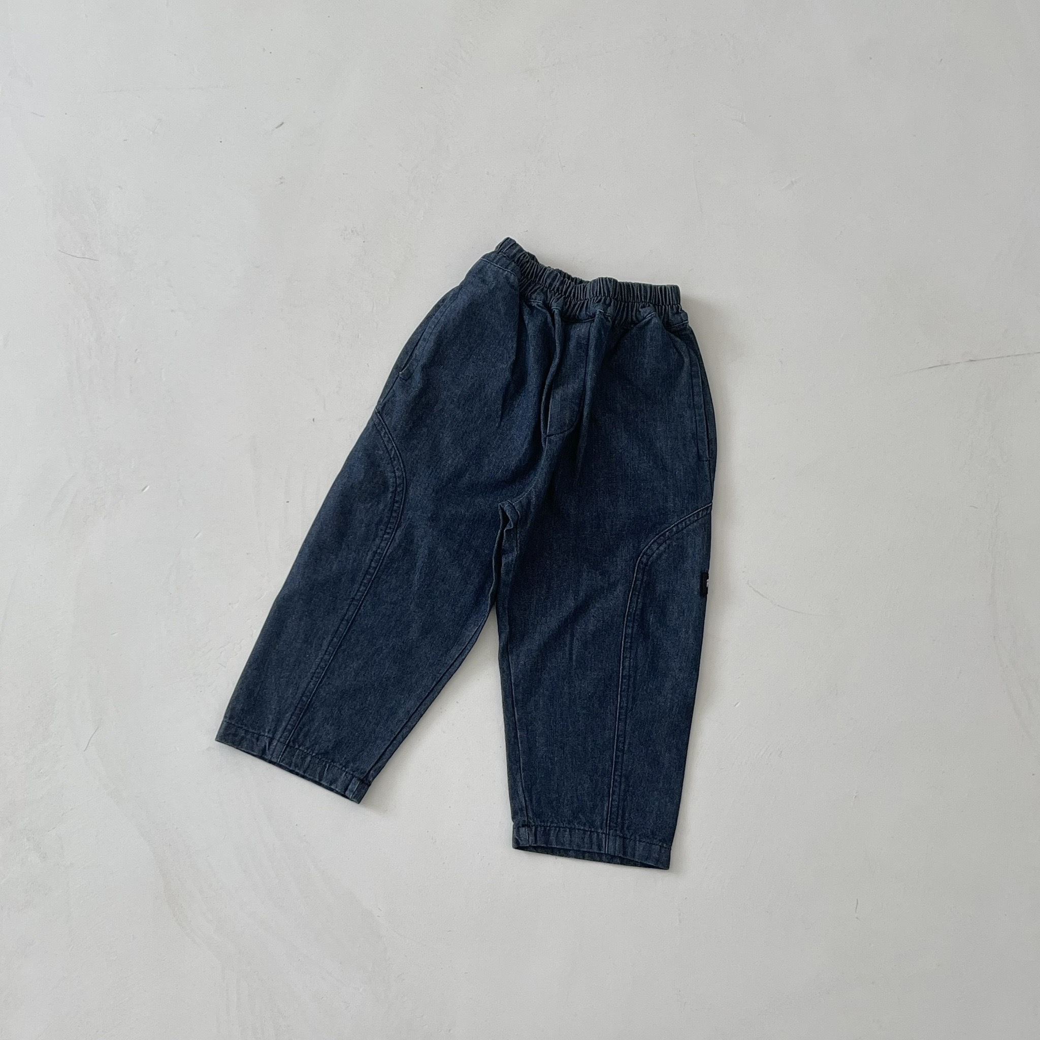 GUA_小布標牛仔直筒褲_G9002