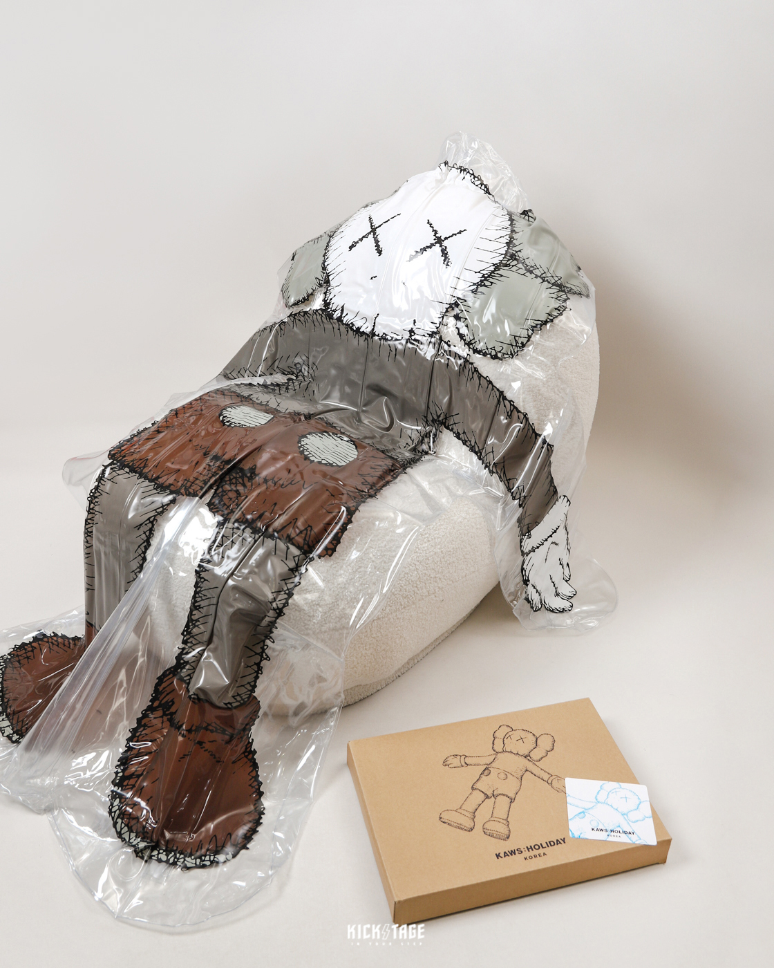 KAWS : HOLIDAY KOREA FLOATING BED 充氣 浮床 特別版 限量 170CM