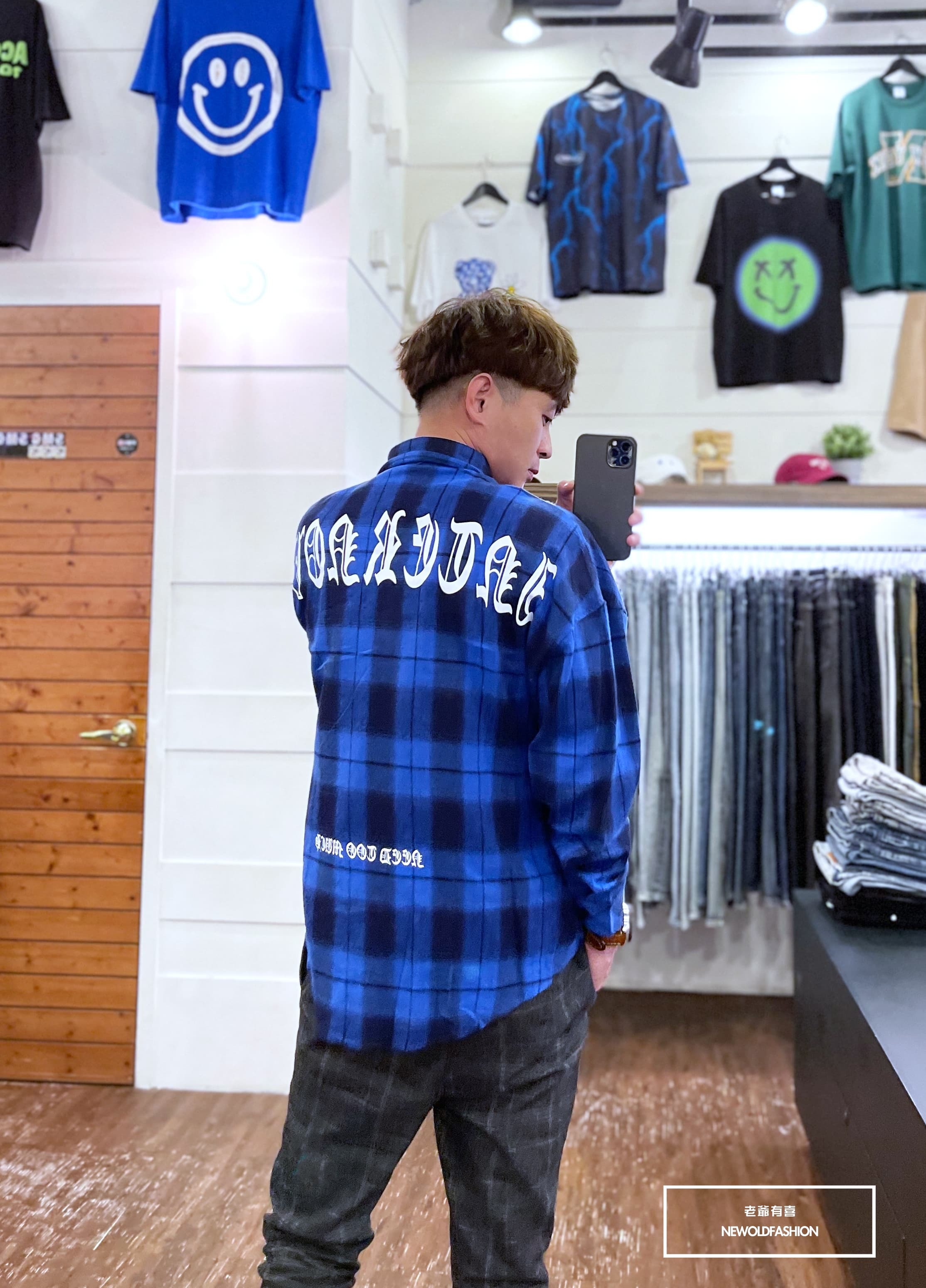 『新品上市』重磅羅馬字母格紋襯衫-藍