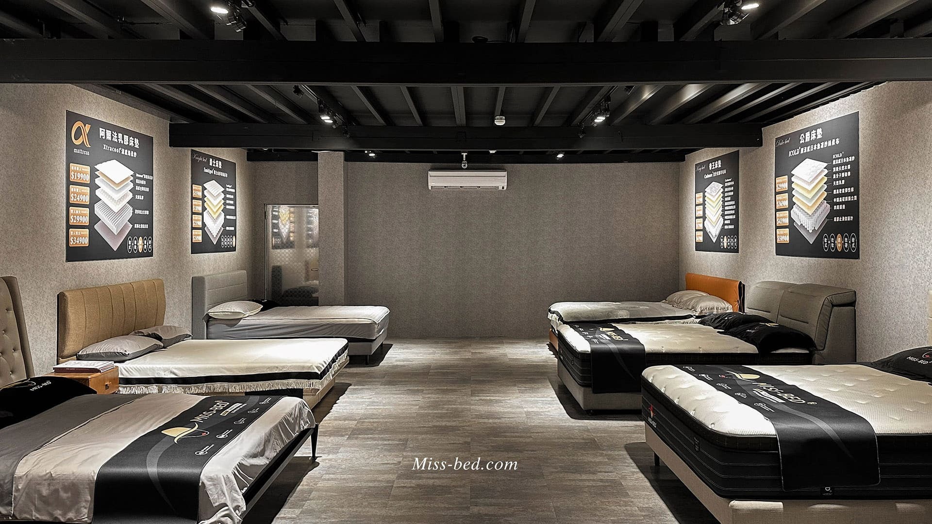 在寬敞的空間凸顯了每一張床墊的存在感，燈光照設下的讓人的視線更加專注在床墊上，可以仔細觀察每張床墊製作的精緻程度。