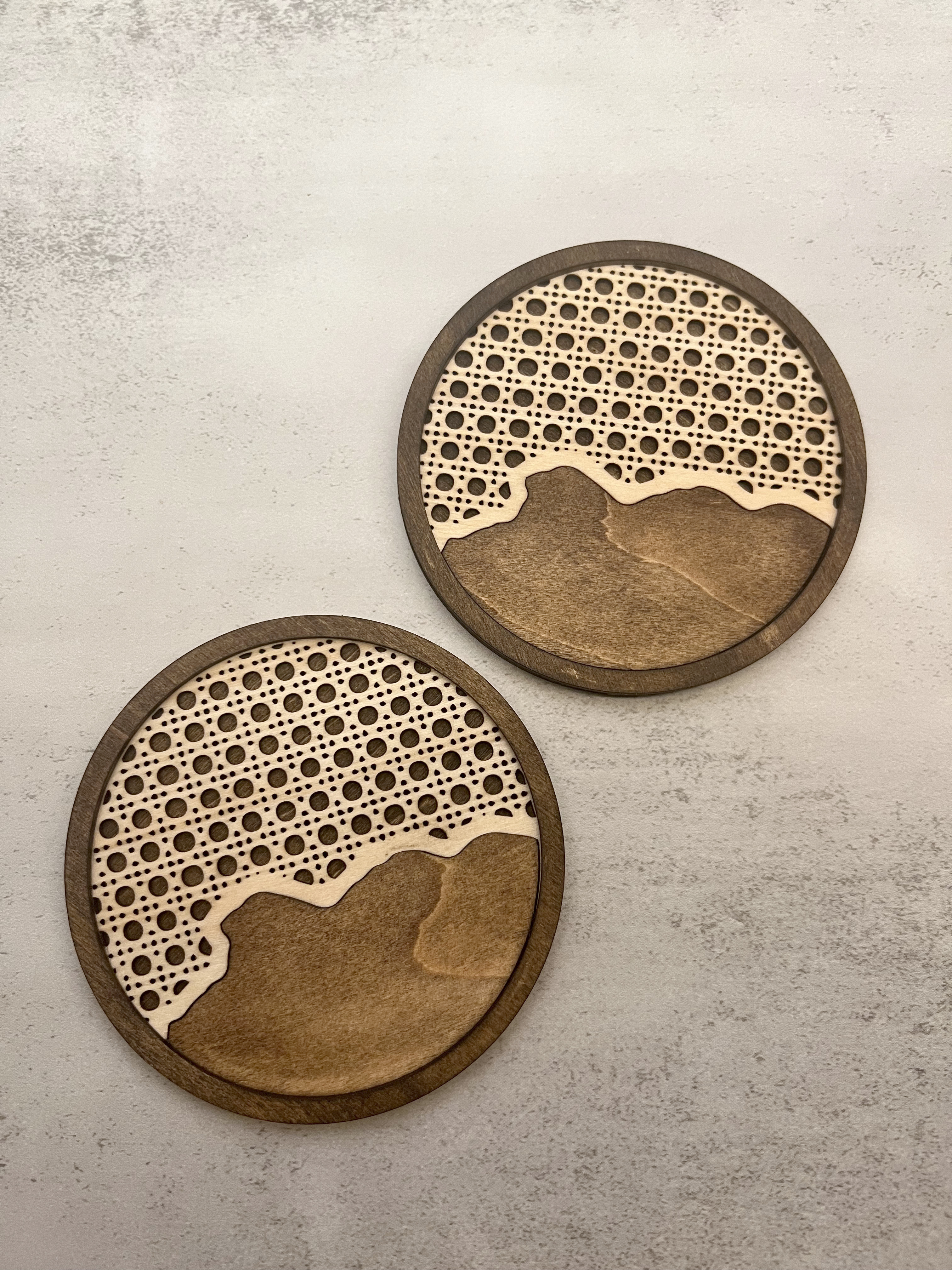 木製獅子山造型圓形杯墊|藤編通花圖案系列|祝君安好 Juk Gwan On Hou|雙層隔熱設計|送禮自用首選|香港設計 香港製造