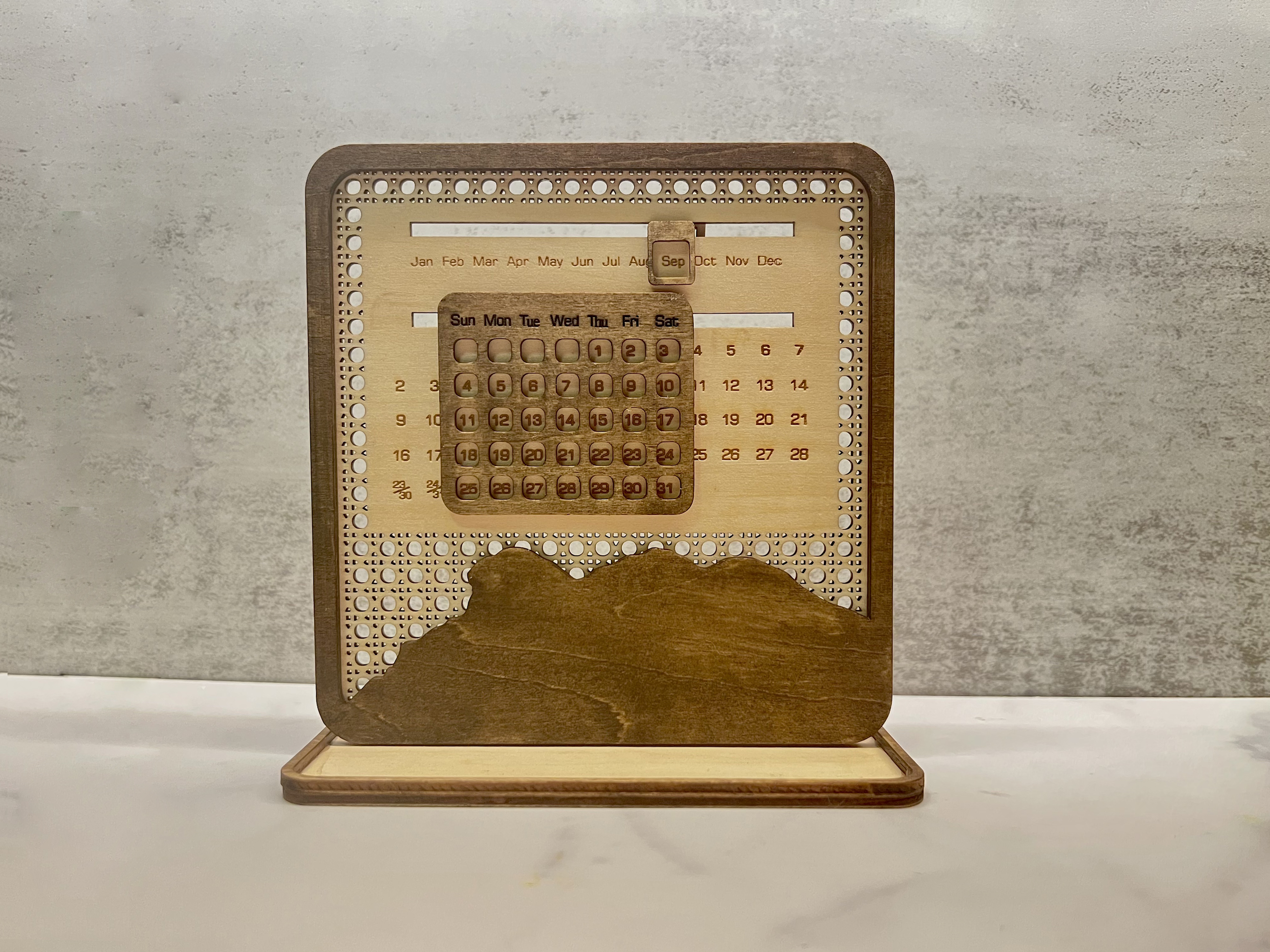 木製獅子山造型萬年曆|藤編通花圖案系列|祝君安好 Juk Gwan On Hou|可放置小型飾物|送禮自用首選|香港設計 香港製造