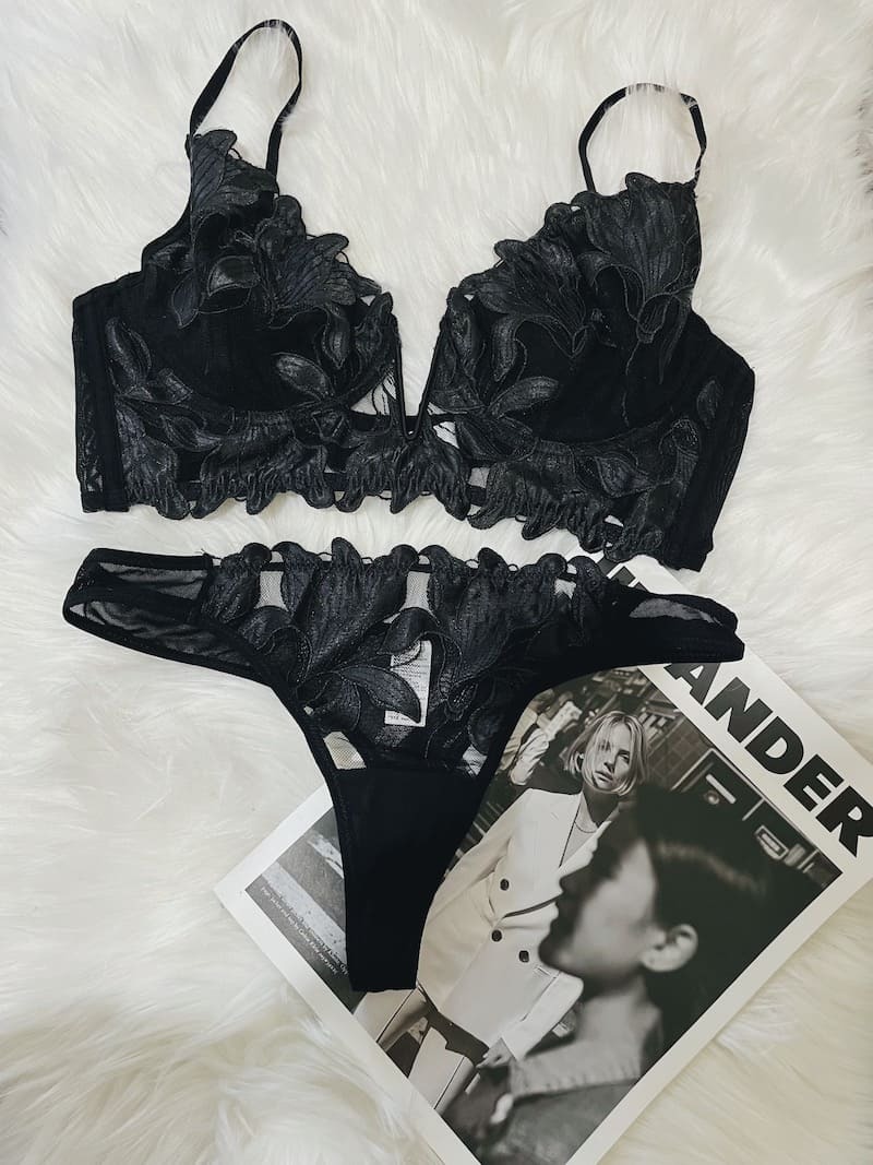 蕾絲花深Ｖ內衣套裝