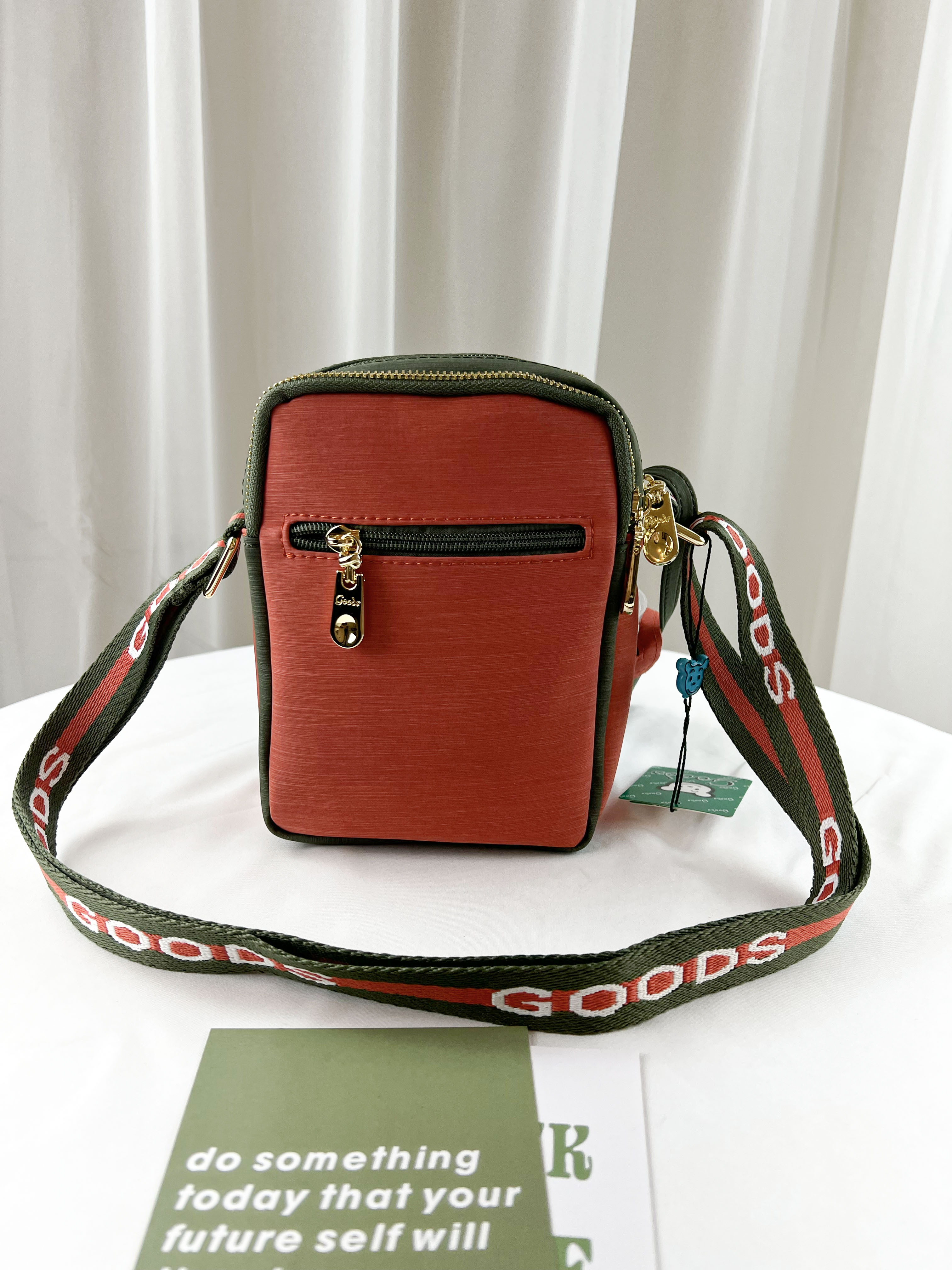 GOODS 橘綠拼色 防潑水側背包 / 手機袋 附 附小熊吊飾 #2499