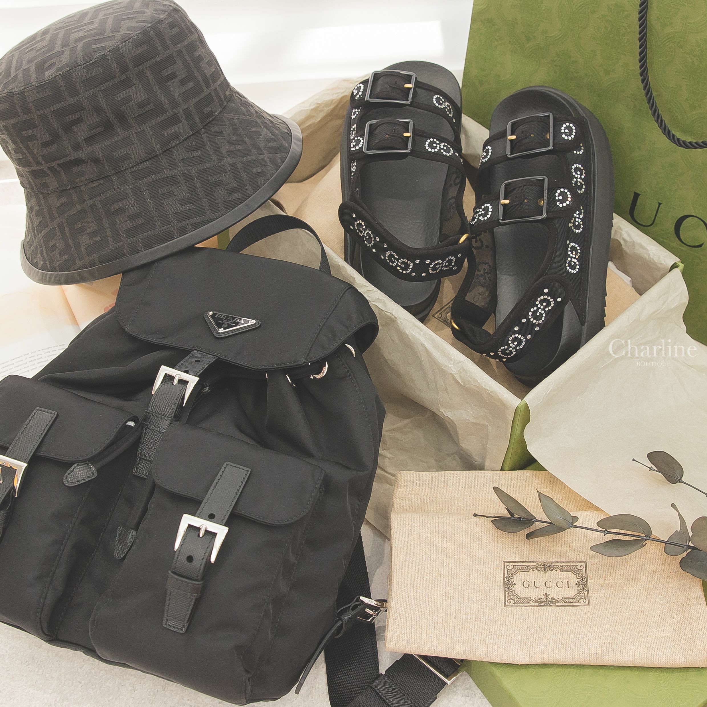 Fendi 黑色FF老花字樣羊皮滾邊棉質漁夫帽,Gucci 黑色網狀水晶GG橡膠平底涼鞋,Prada Small Re-nylon Backpack 黑色小型三角銀字布面尼龍後背包-Charline Boutique 精品代購