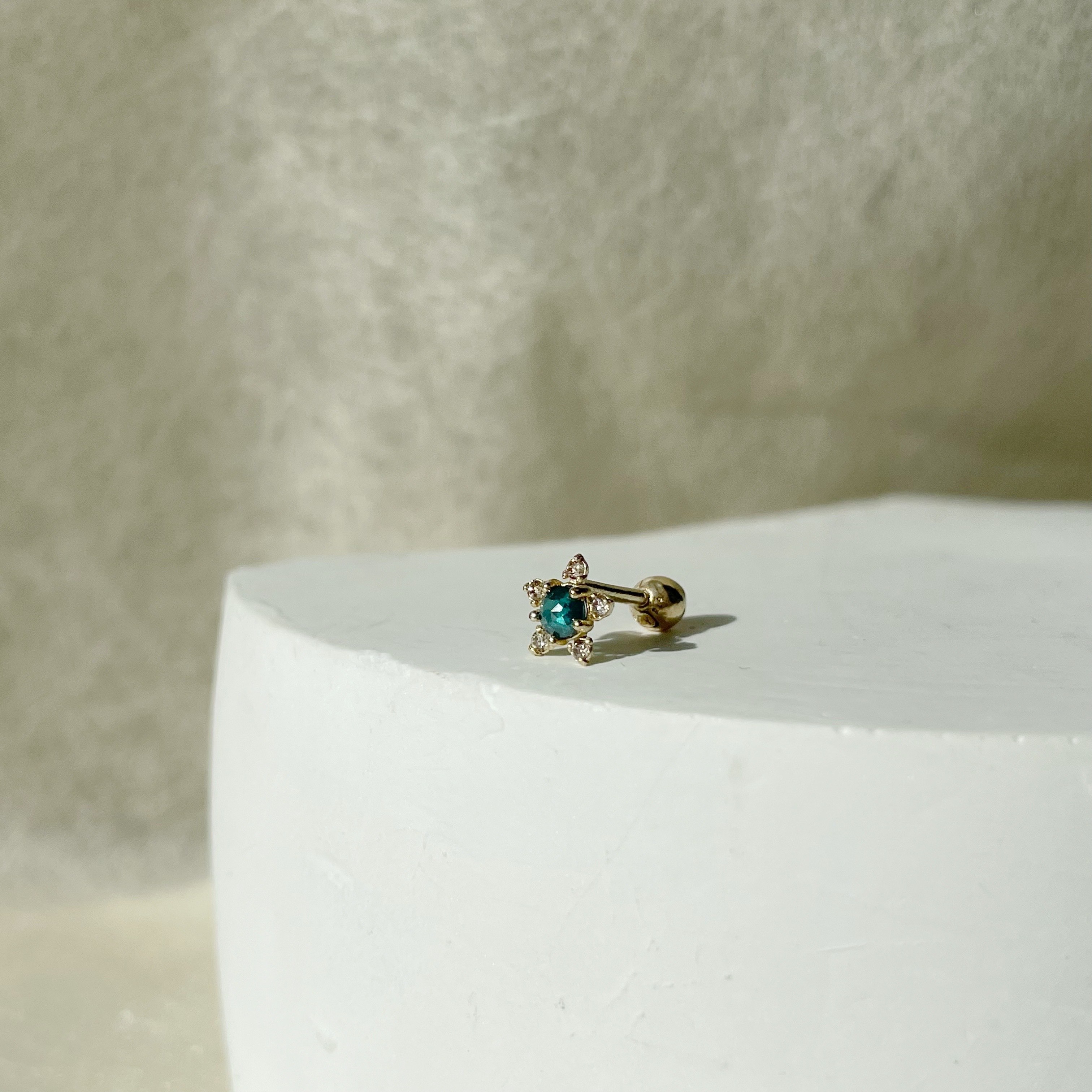 14K Diamond Star藍鑽原礦轉珠耳環