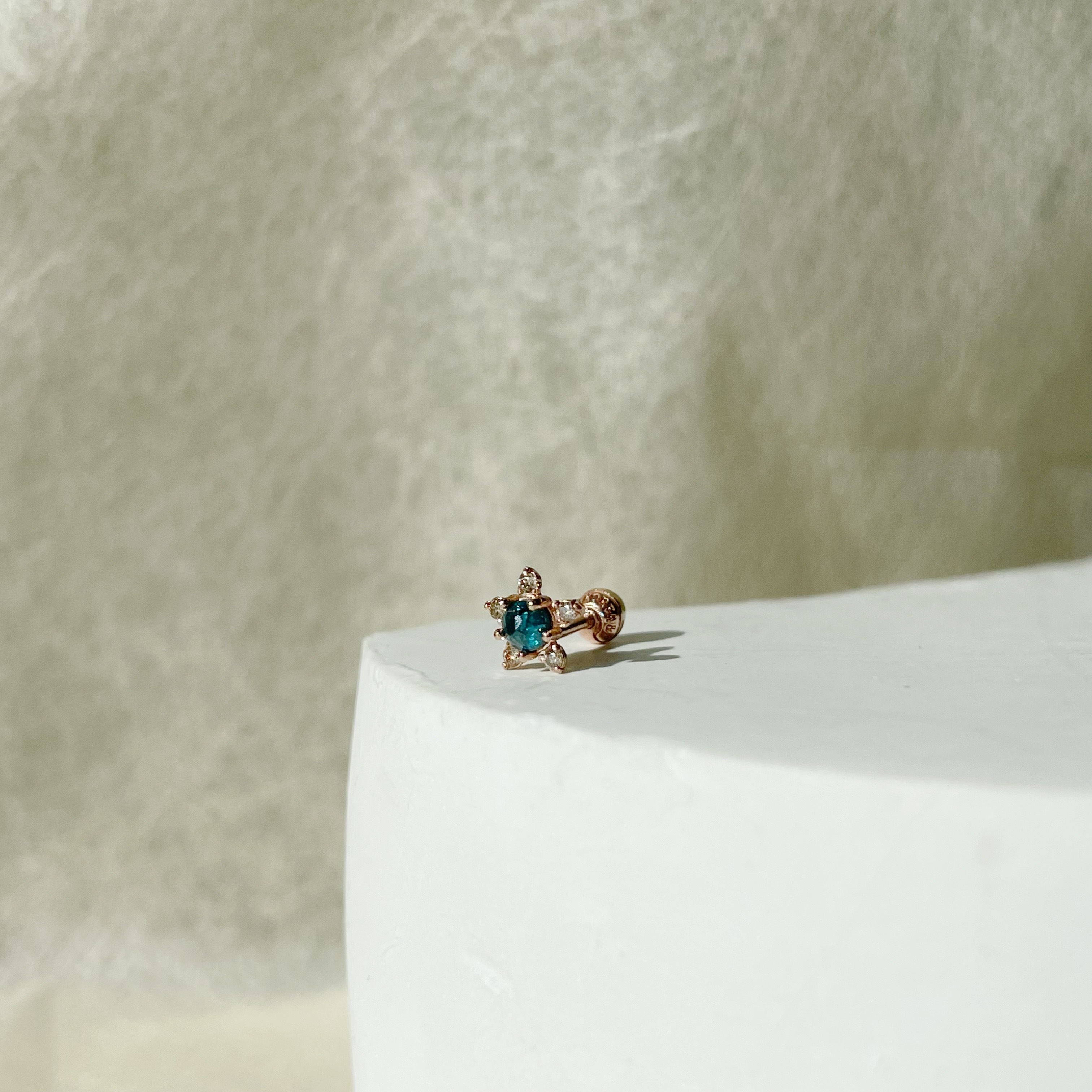 14K Diamond Star藍鑽原礦轉珠耳環