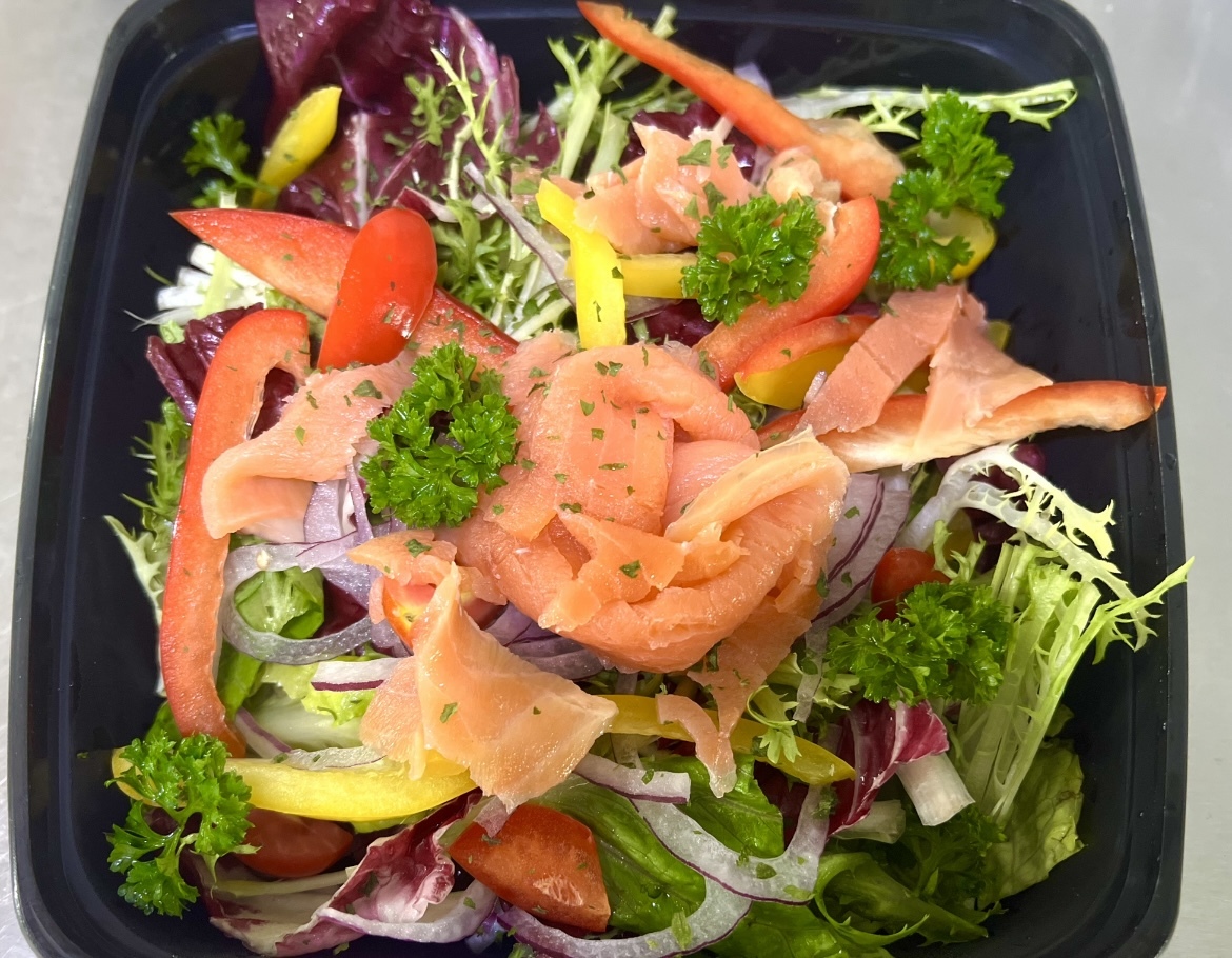 煙三⽂⿂沙律 配 ⾹草汁