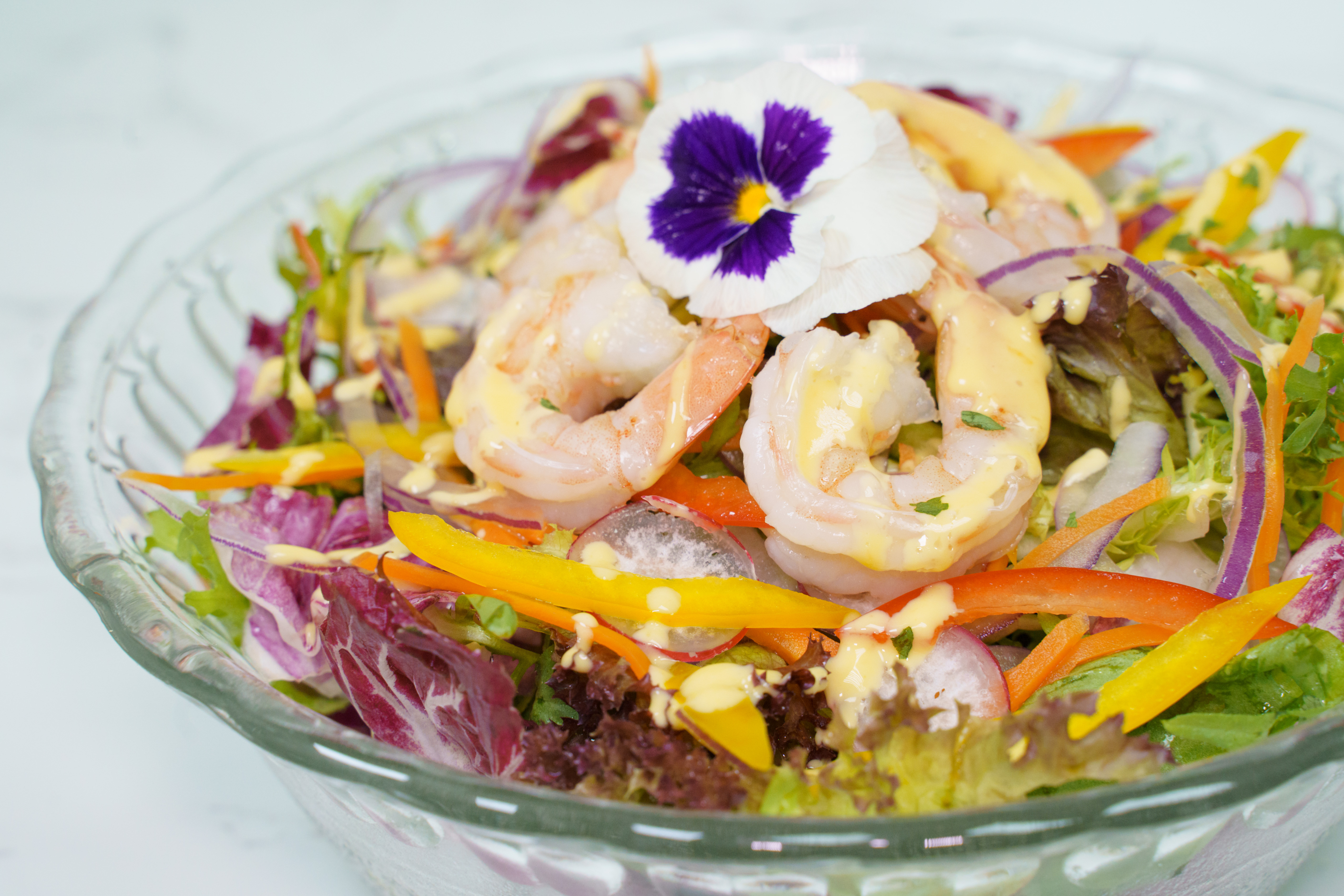 彩椒⼤蝦沙律 配 ⾹芒汁