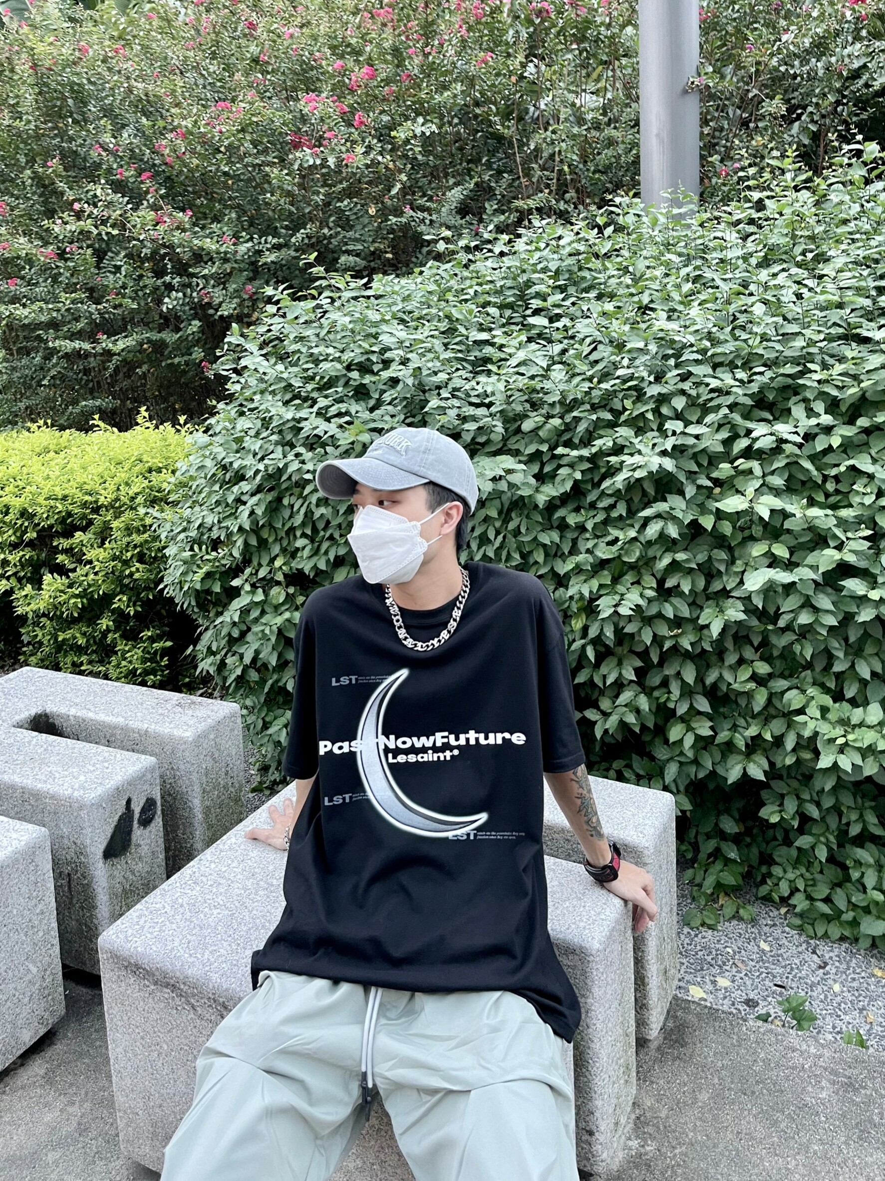 韓國品牌 LESAINT 限定款 金屬月蝕Logo 彎月 標語短袖 T